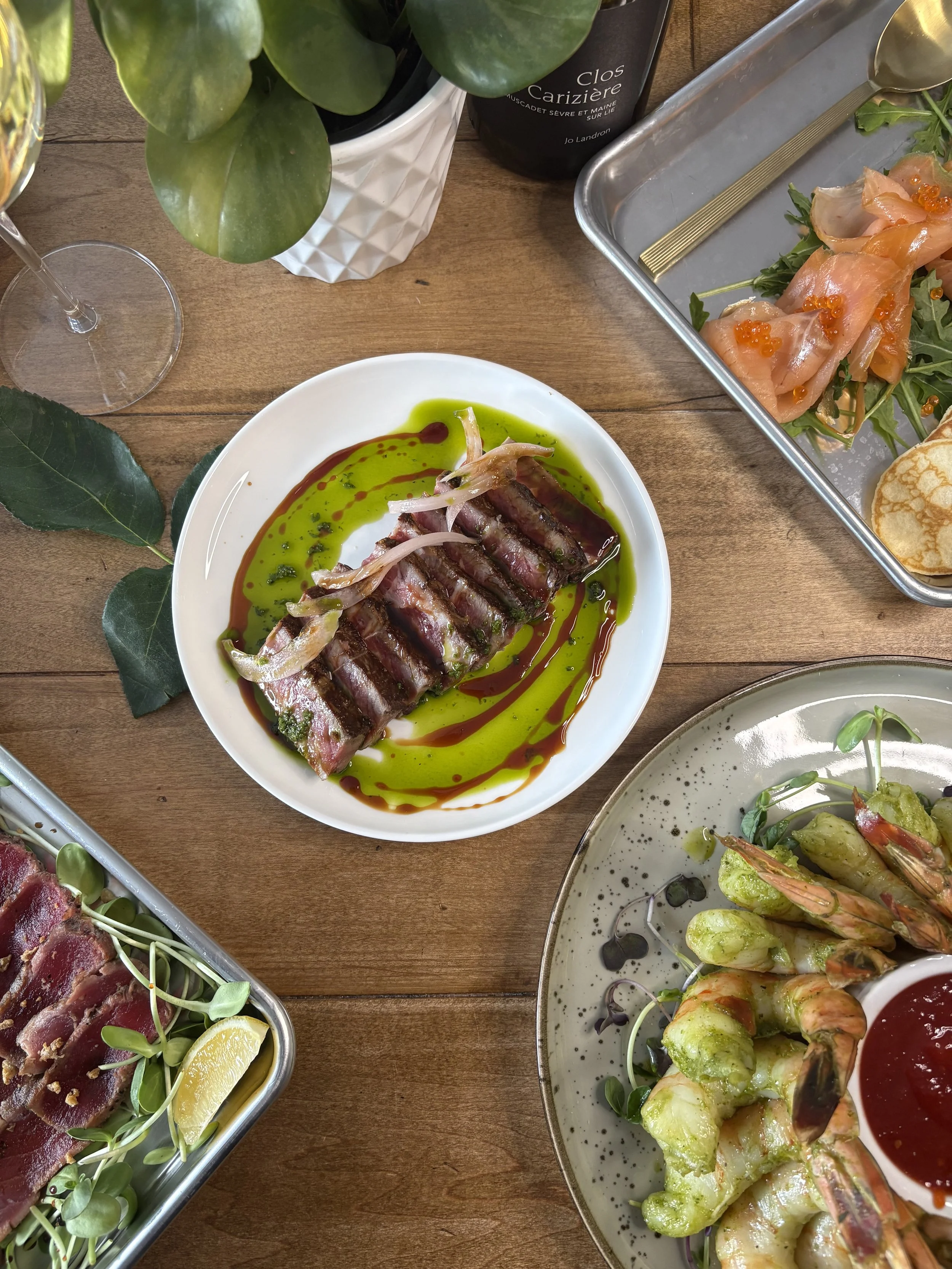 Tataki de bœuf, réduction de soya érable et oignons marinés 60$