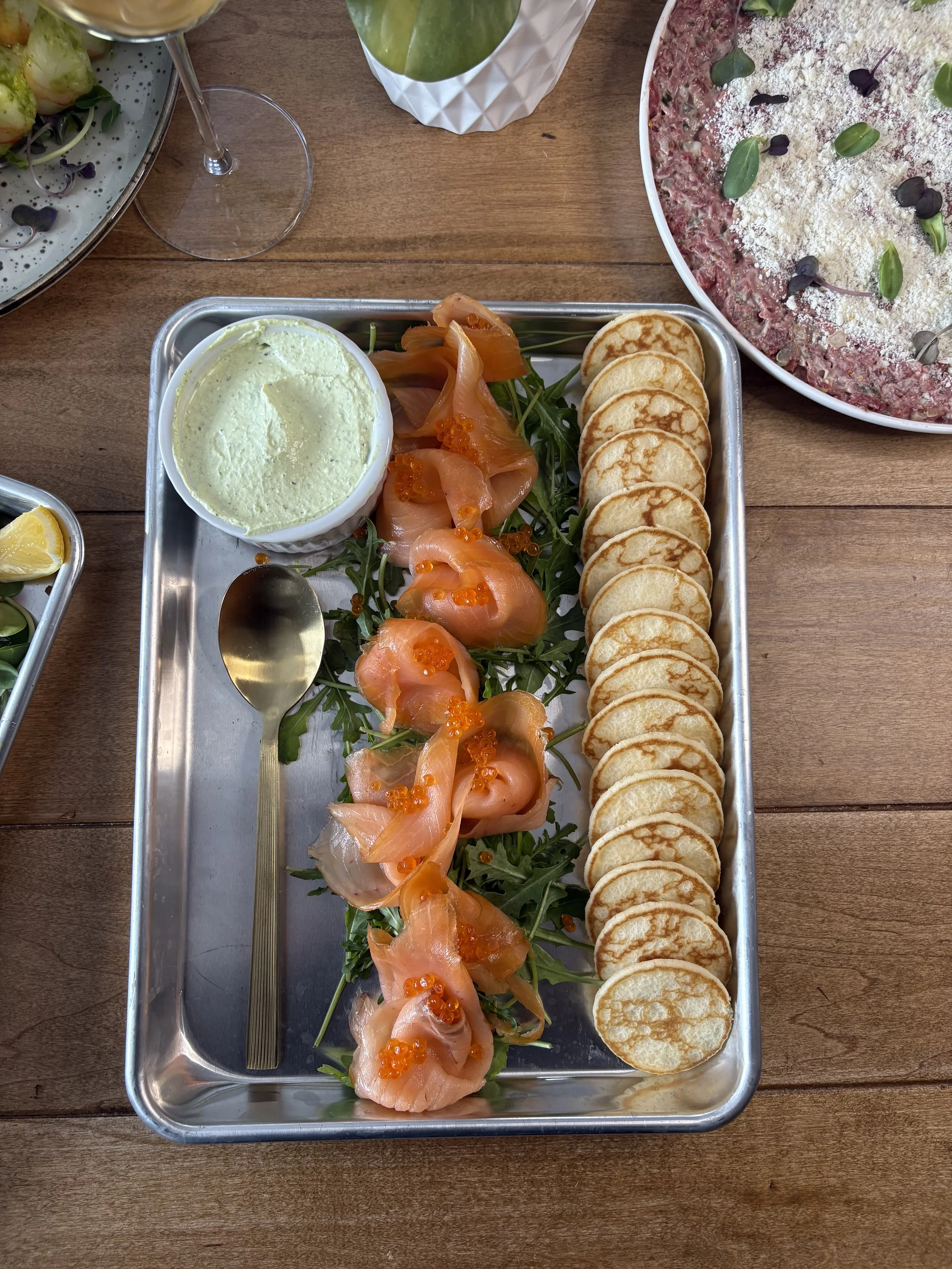 Saumon fumé, crème fraîche et caviar de truite 45$