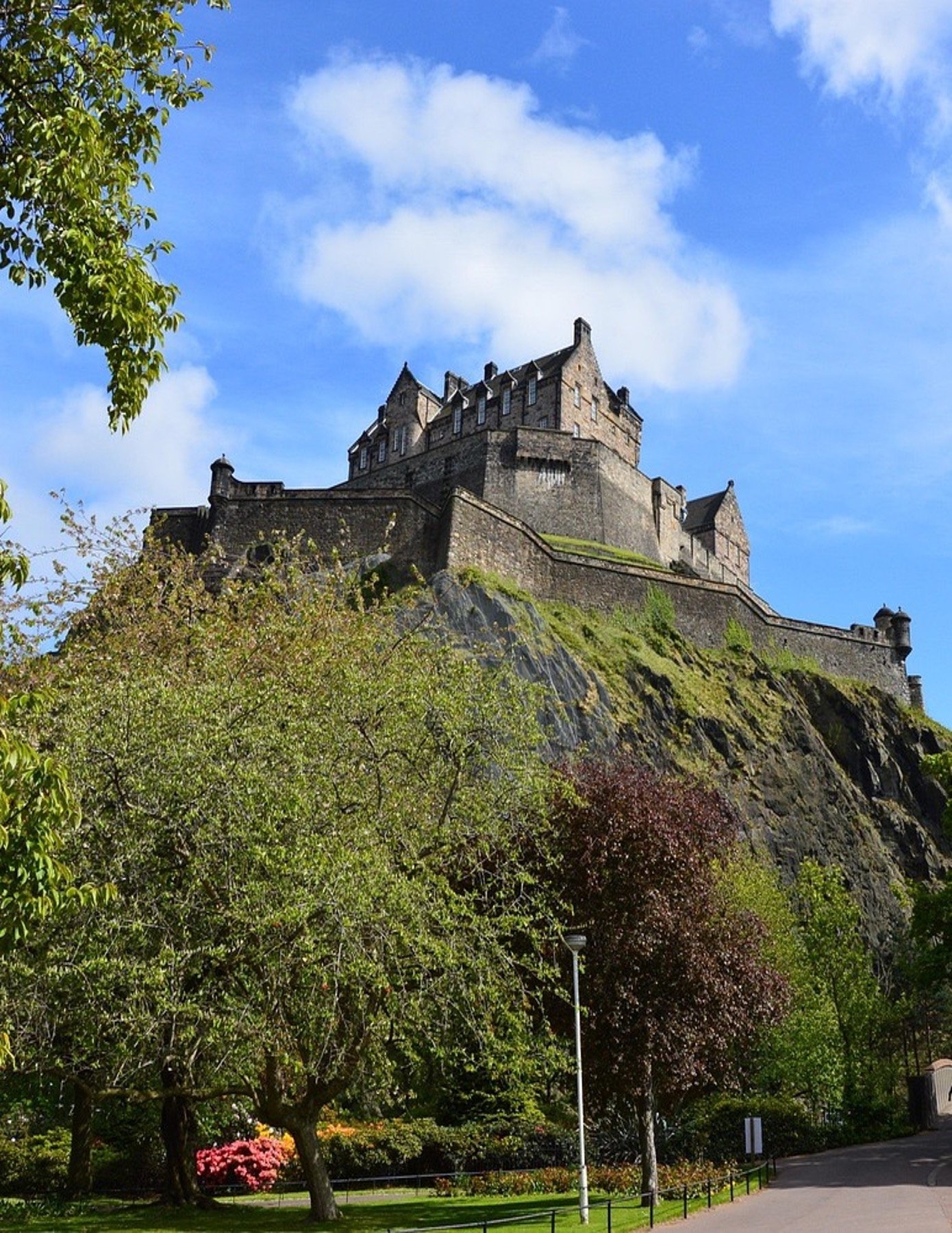 Edinburgh. Mer än 1000 års historia av mord, intriger och vikingar
