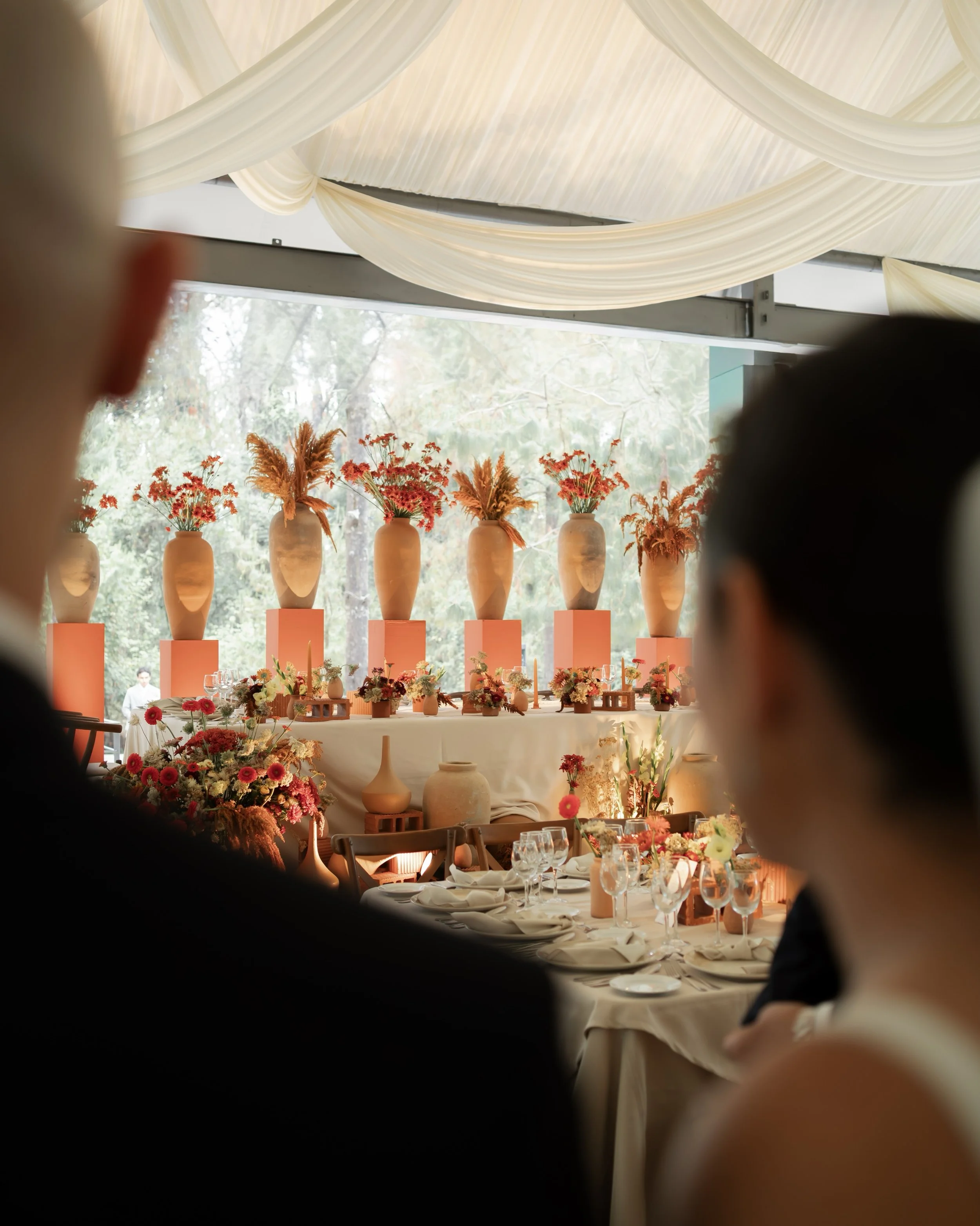 Fer y Javier admirando y disfrutando su montaje creado por @andresvallejowp 

WP @andresvallejowp 
Foto @mariacorreaphoto 
Video @weart.weddings 
DJ @ricardo_saher_eventos @ricardo_saher 
Banquete @elsafrias.banquetes 
Makeup @mluiscas 
Flores @tulip