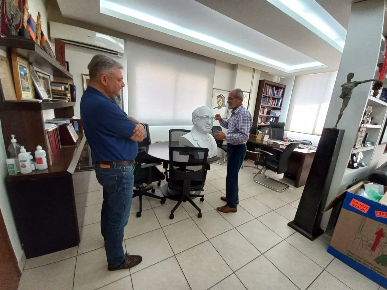 Սարգիս Զէյթլեանի կիսանդրին՝ «Ազդակ»-ի խմբագրատան մէջ