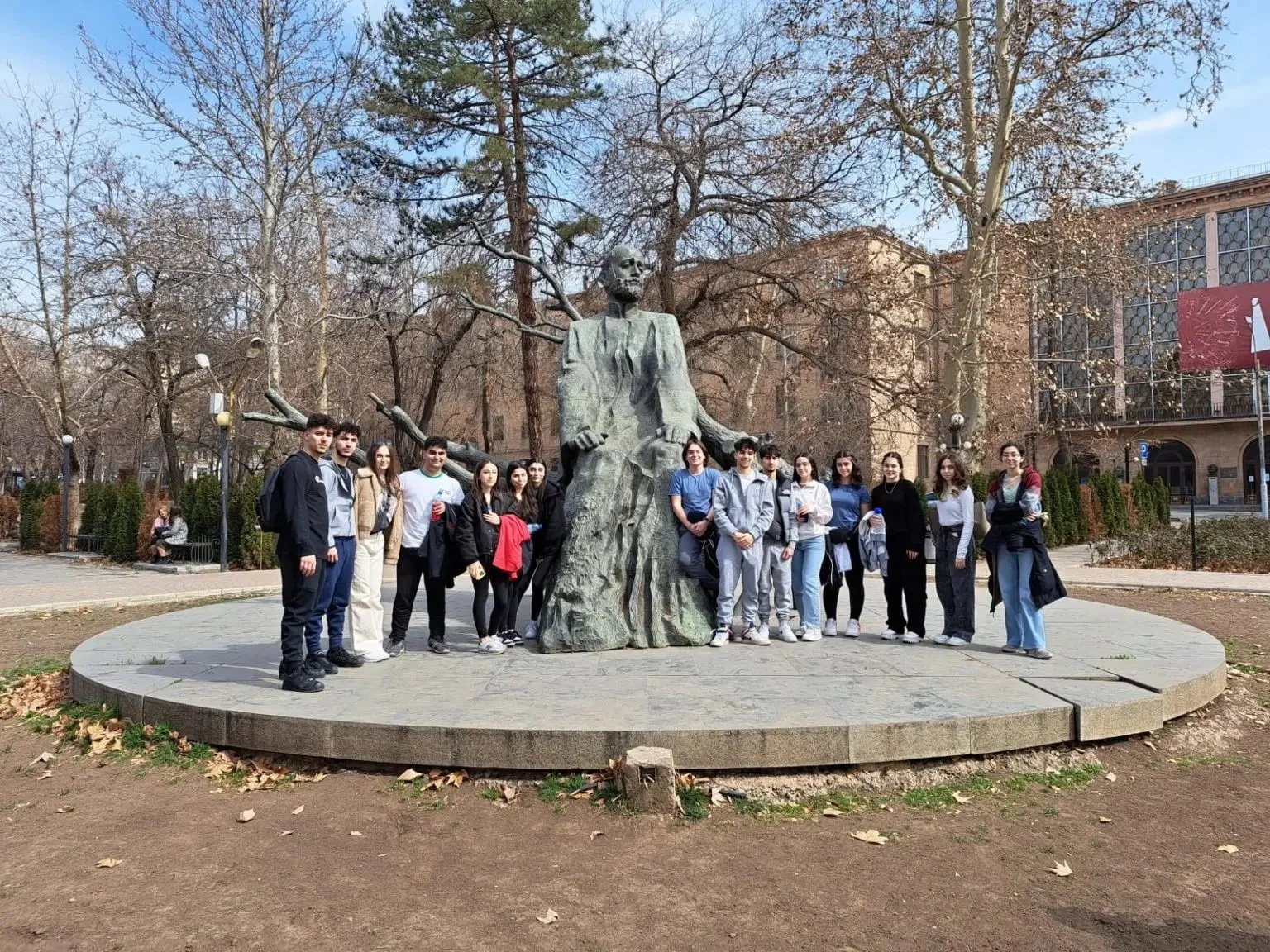   ՀՕՄ-ի Ամէնօրեայ վարժարանի աշակերները՝ ընդմիշտ կապուած հայրենի հողին (լուսանկարները տրամադրած է ՀՕՄ-ի Ամէնօրեայ վարժարանը)  