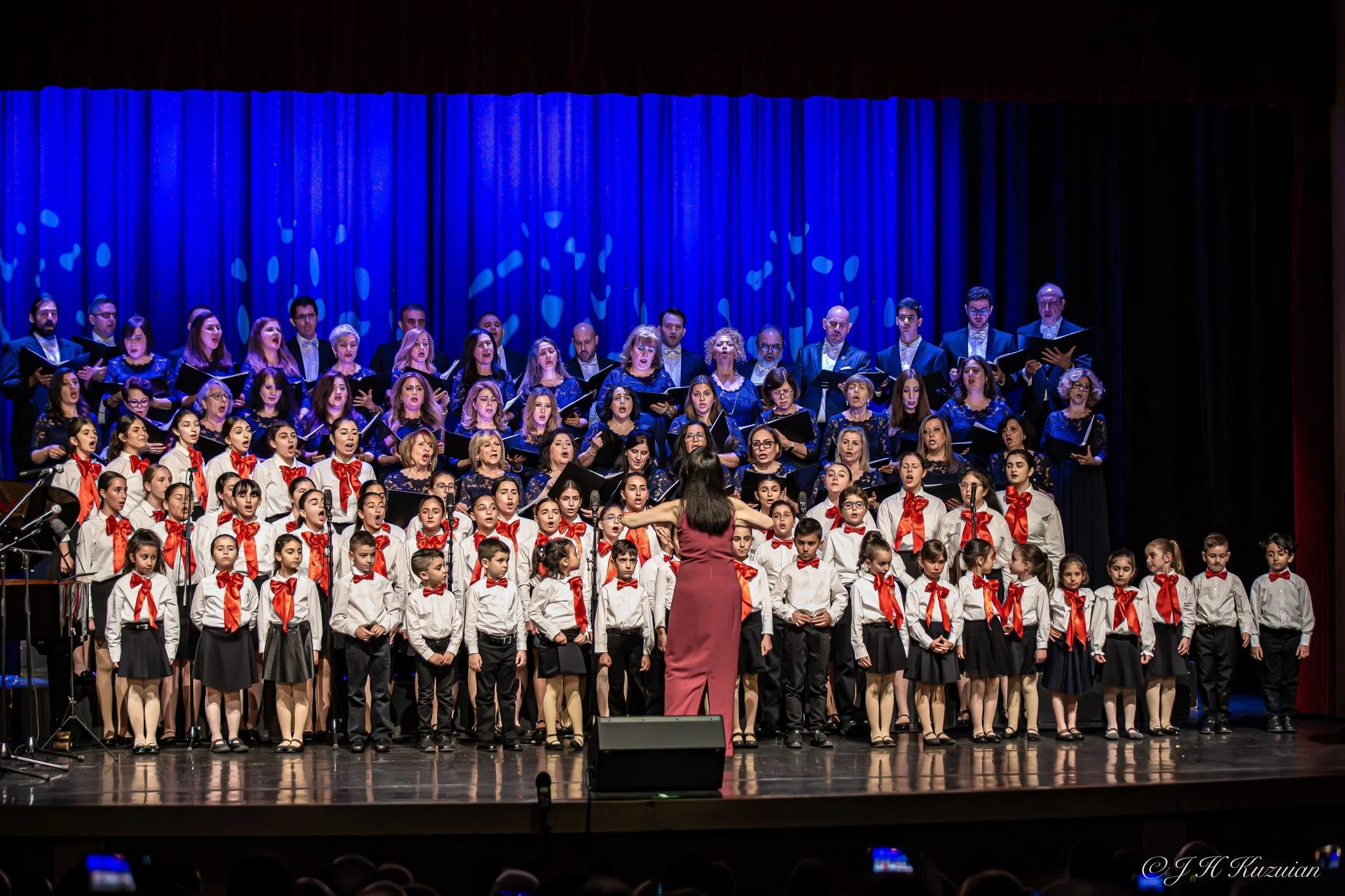 Համազգայինի «Գուսան» եւ «Հայ աստղեր» երգչախումբերը իրենց կատարումներով հոգեպարար պահեր պարգեւեցին թորոնթոհայութեան