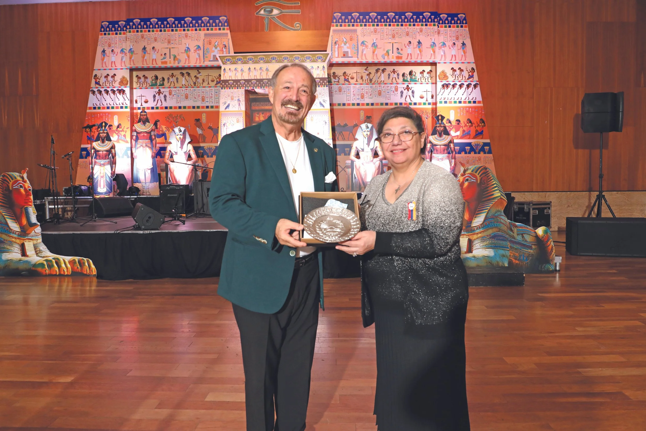 Դասախօս Կարպիս Քորաճեան Հուրի Նաճարեան կը յանձնէ յուշանուէրը Կիրակի copy.jpg