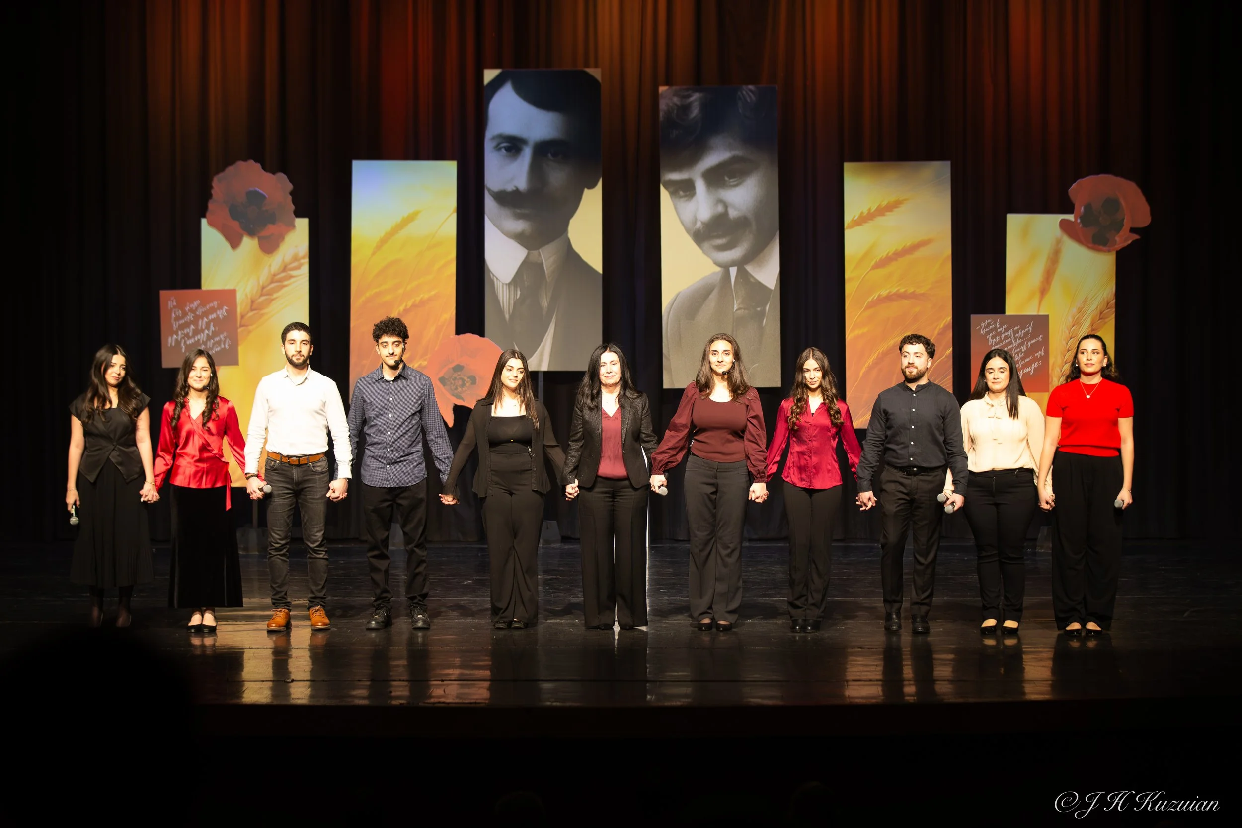 «ԼՈՅՍԸ» գեղարուեստական երեկոն՝ Դանիէլ Վարուժանի եւ Ռուբէն Սեւակի բանաստեղծական աշխարհի լոյսով համակեց հանդիսատեսը 