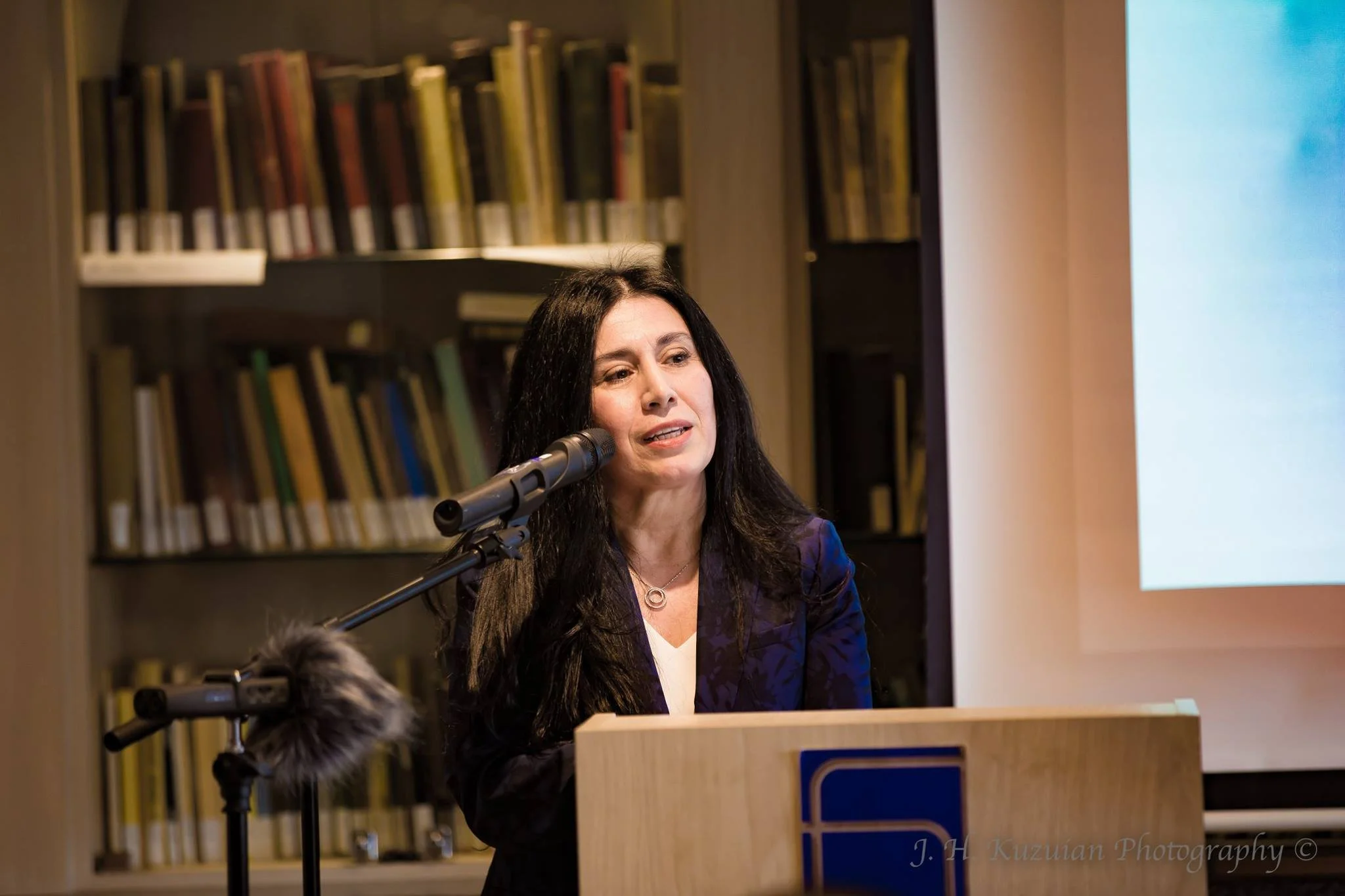 Լոյսով՝ լոյսին. զրոյց՝ Համազգայինի կեդրոնական վարչութեան անդամ եւ «Գլաձոր» մասնաճիւղի Գրական յանձնախումբի ատենապետ Թամար Տօնապետեան Գուզուեանի հետ