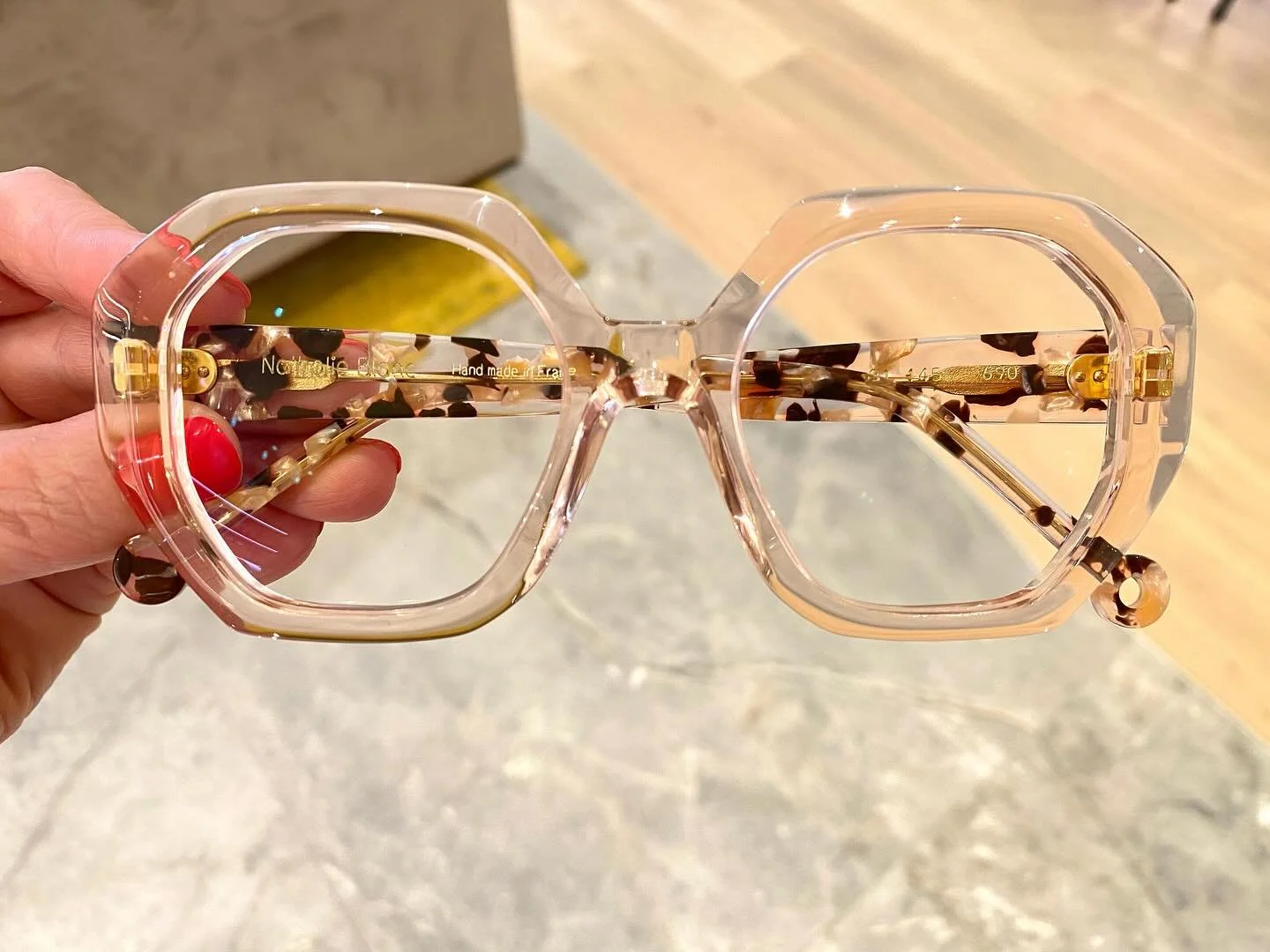 📸 Nathalie Blanc
Let op de mooie details 👌👓

#optiekhuys #kortenberg #optiek #opticien #optician #lunetier #lunettes #nathalieblanc #maisonnathalieblanc #handmade #madeinfrance