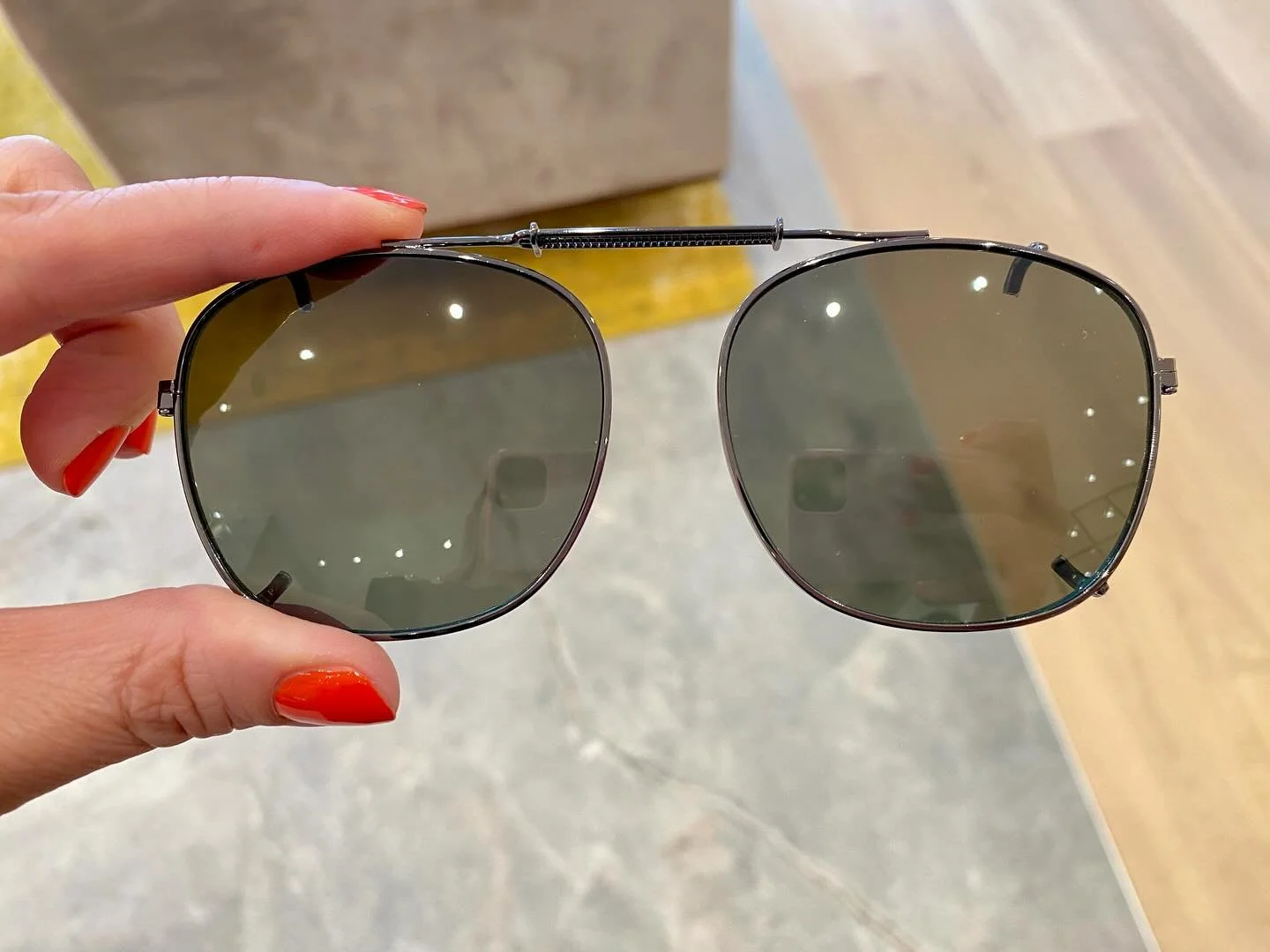 🆕 Net binnen, zonneclips op maat van je montuur 👓
☀️ In de winkel aanwezig in tientallen vormen en maten 🕶️
😎 Altijd gepolariseerd zodat hinderlijke reflecties weggewerkt worden (bijvoorbeeld bij schitteringen op water of sneeuw, of op een reflec