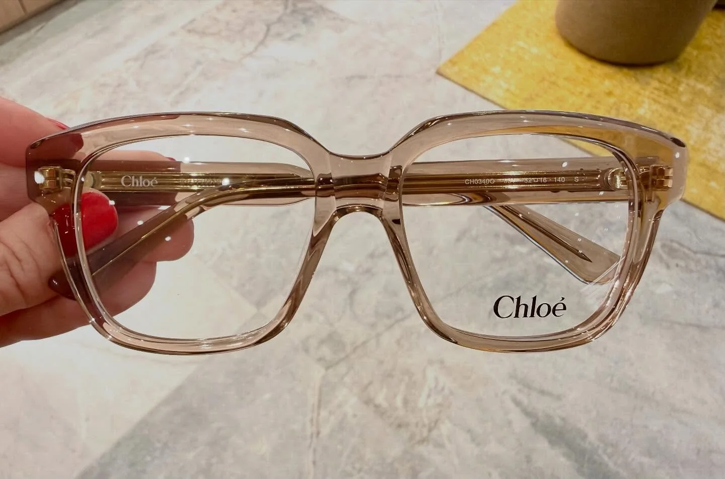 🆕✨ Wij kregen vandaag alle nieuwigheden van Chlo&eacute; binnen 📦👓
🤍 Veel kunststof monturen in transparante kleuren
🤎 We zien veel bruin, bordeaux, taupe en zachtroze in de kleuren 🎨
💛 Ook fijnere monturen in metaal en dit in vooral goud en r