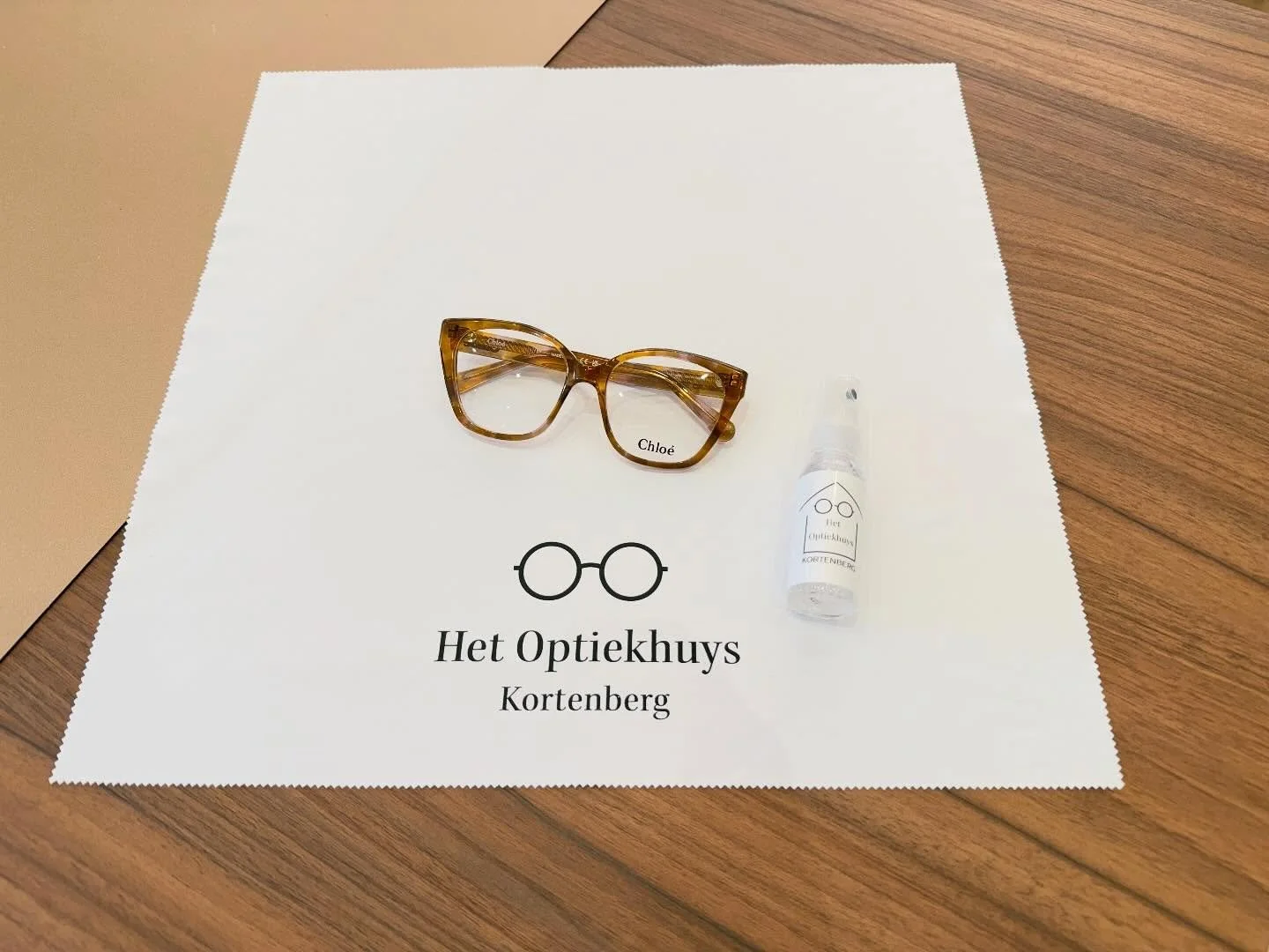 🆕 Net geleverd, onze extra grote brillen poetsdoeken 🫧🧼
👓 Gemaakt uit een heel zacht stevig microvezel materiaal (maakt geen krasjes) 
🧺 Was je brillendoek regelmatig op 30 graden (zonder wasverzachter) zodat vuiltjes geen krasjes op je glazen k