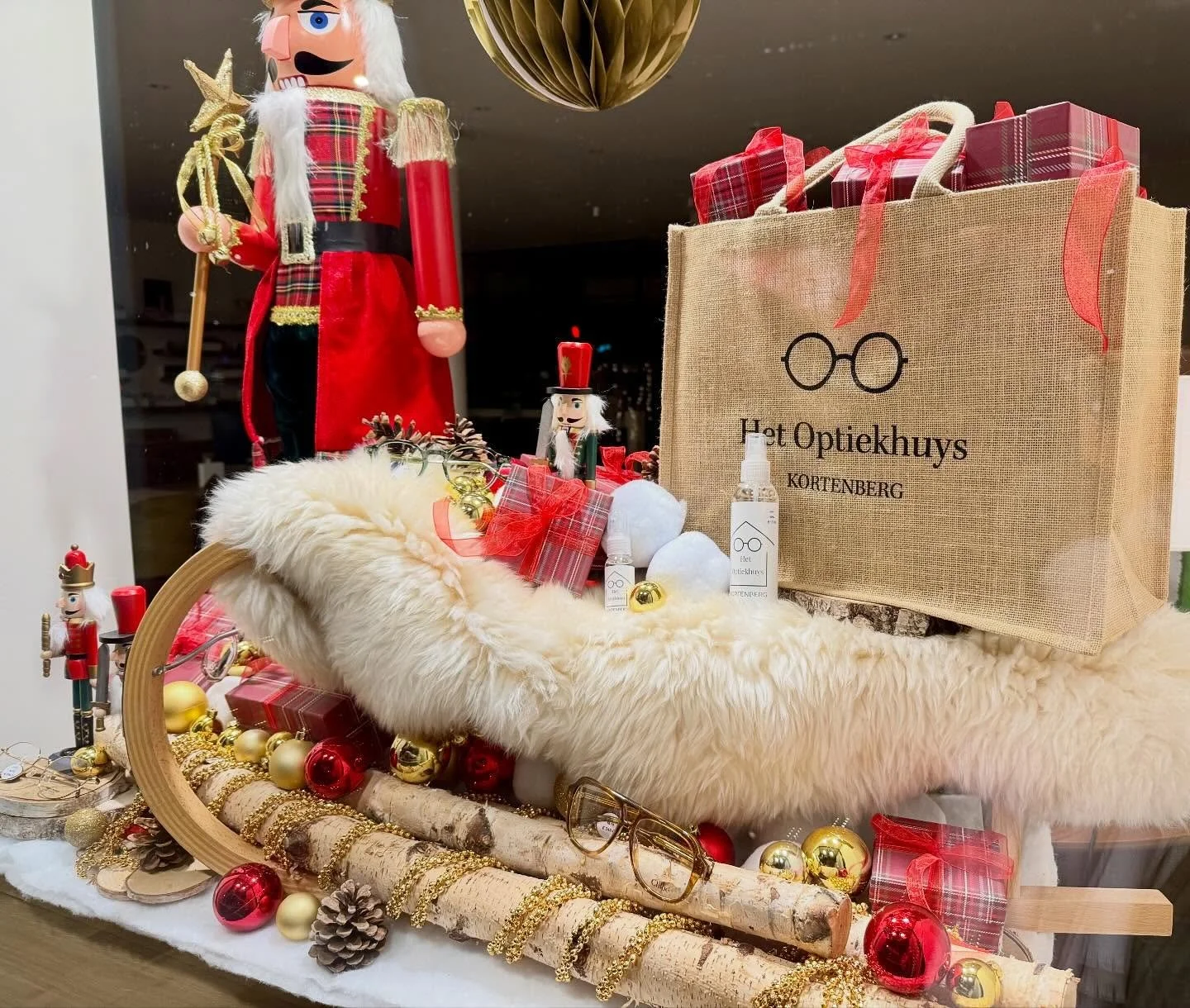 🎄 Vanaf vandaag kan je de kerstsfeer bij ons opsnuiven 🎁✨🛷👓🕶️

#optiekhuys #kortenberg #optiek #opticien #optician #eyewear #christmas #kerstmis #feestdagen #noel #etalage #shopwindow #vitrine