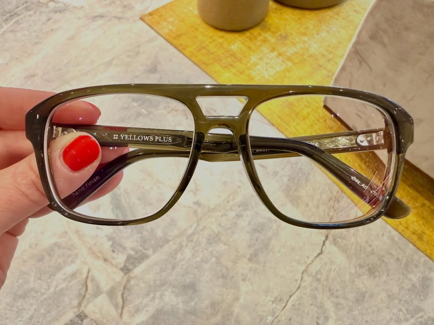 💚 Klaar voor afhaling van Yellows Plus 👓🛍️

👀 Let op de prachtige afwerking van de (inwendige) titanium veer, deze wordt met de hand bewerkt om dit mooi patroon te verkrijgen 🪛

Handgemaakt in Japan 🇯🇵 

#optiekhuys #kortenberg #optiek #optici