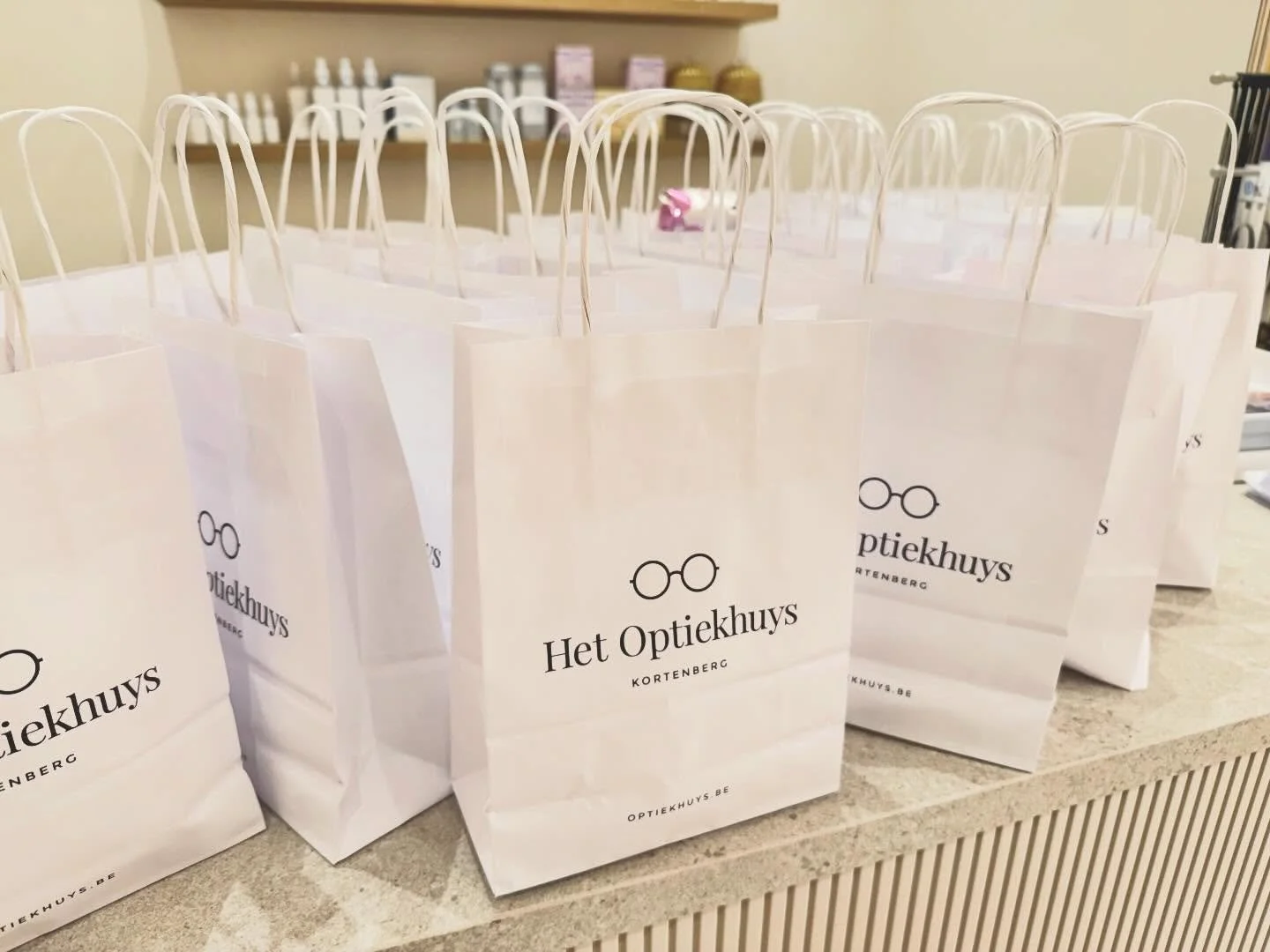 🍊🇪🇸 De Sint is Het Optiekhuys niet vergeten 😊🎁
En omdat niemand te oud (of te jong) is voor een cadeautje krijgen jullie vanaf vandaag &eacute;n de komende dagen een cadeautje mee van ons 🛍️

*Zolang de voorraad van Sinterklaas strekt 🎁

#opti