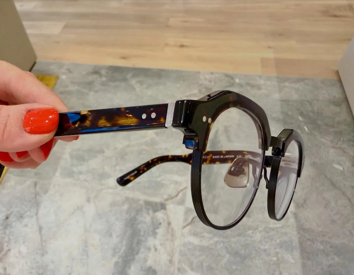 🤎 Klaar voor afhaling van Yellows Plus 🛍️
⛓️ Titanium gecombineerd met acetaat 
🇯🇵 Handgemaakt in Japan 

#optiekhuys #eyewear #yellowsplus #titanium #madeinjapan