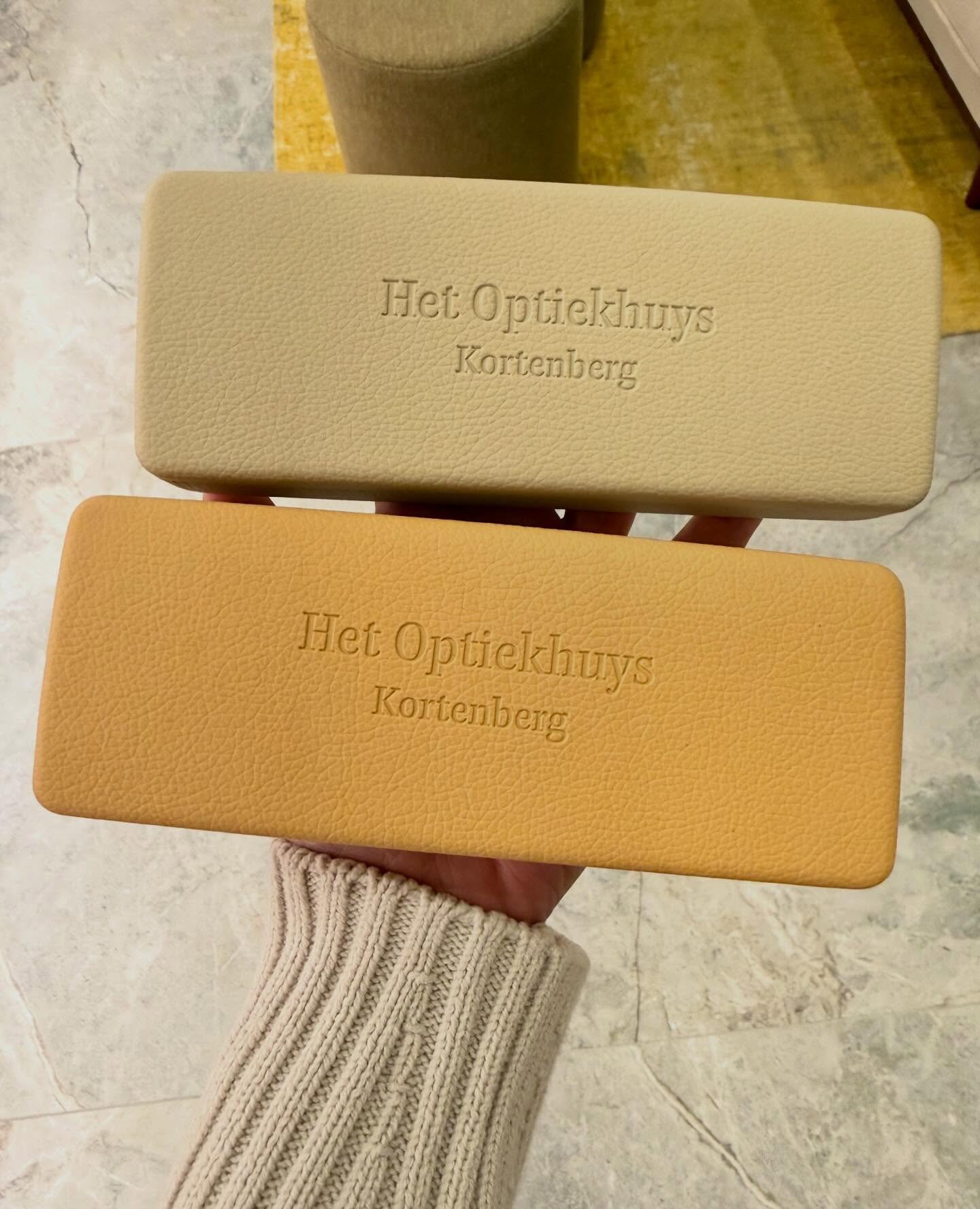 🆕 Nieuw in ons assortiment 🛍️

Onze eigen brillendoosjes 👓🕶️
🤍💛 Verkrijgbaar in lichttaupe en okergeel 
🏷️ &euro;10

En onze persoonlijke favoriet (we spreken uit eigen ervaring), het brillenetui 
🤍 Verkrijgbaar in lichttaupe 
👉 Superlicht e