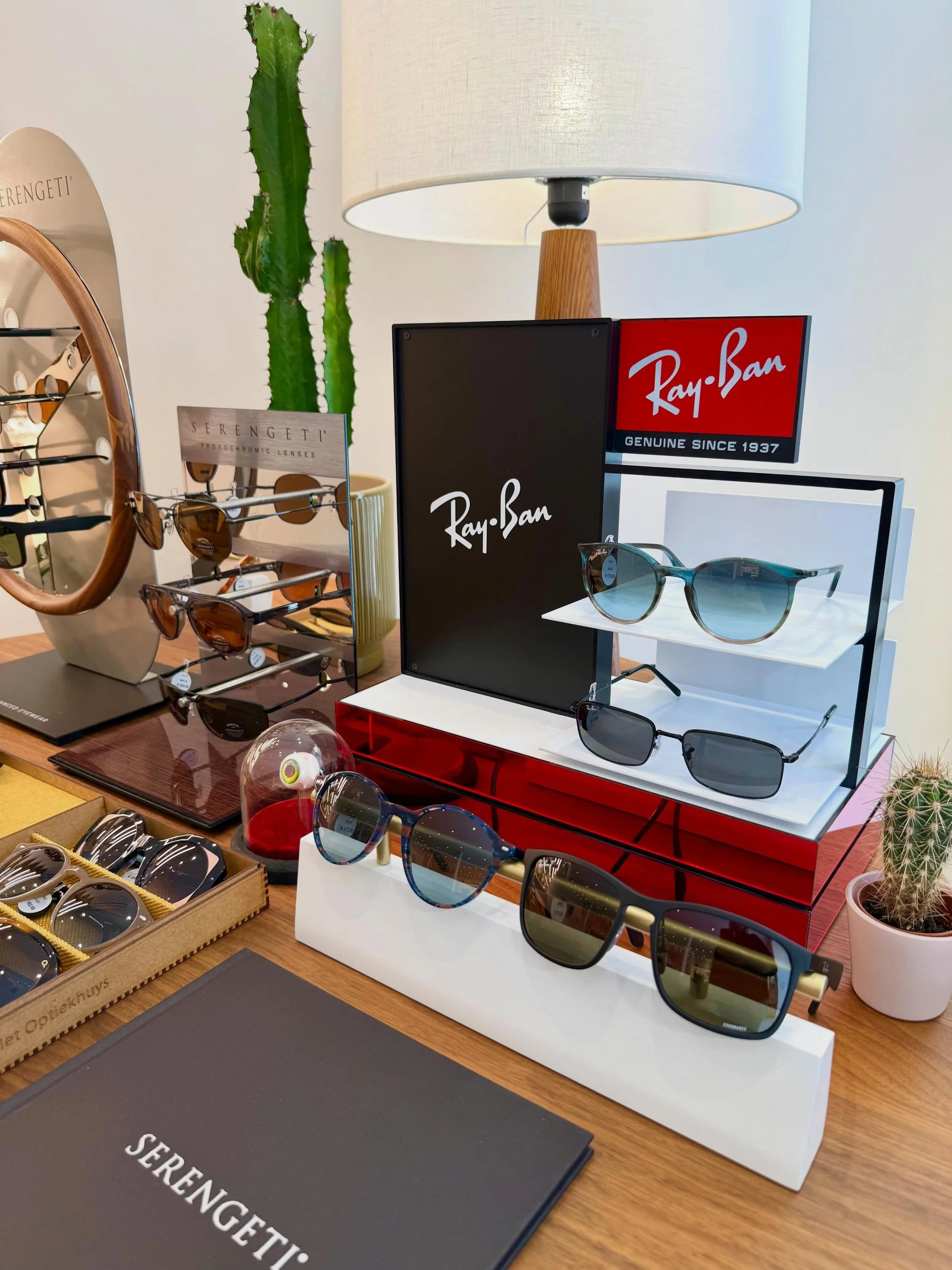 ☀️🕶️ Op zoek naar een nieuwe zonnebril?
Wij helpen jullie met plezier verder (en de airco zorgt ervoor dat het aangenaam fris is tijdens het passen 😊) 
👀 Bijna alle zonnebrillen kunnen we maken met zonneglazen op sterkte. Deze zijn er vanaf &euro;
