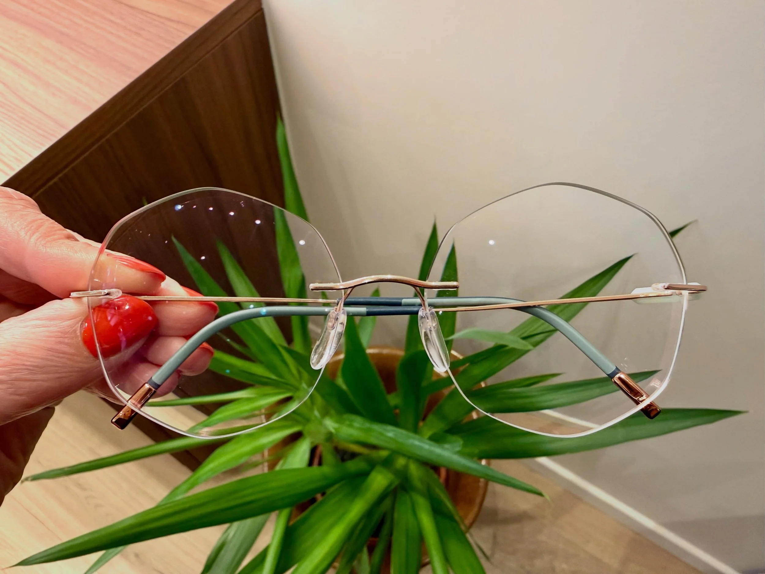 👀 Deze Silhouette glasbril werd vorige week gekozen in combinatie met deze mooie glasvorm 🛍️

👓 Bij Silhouette kan je het montuur kiezen (uit verschillende reeksen en kleuren) en hierbij kies je nog eens de glasvorm van de brillenglazen, waardoor 