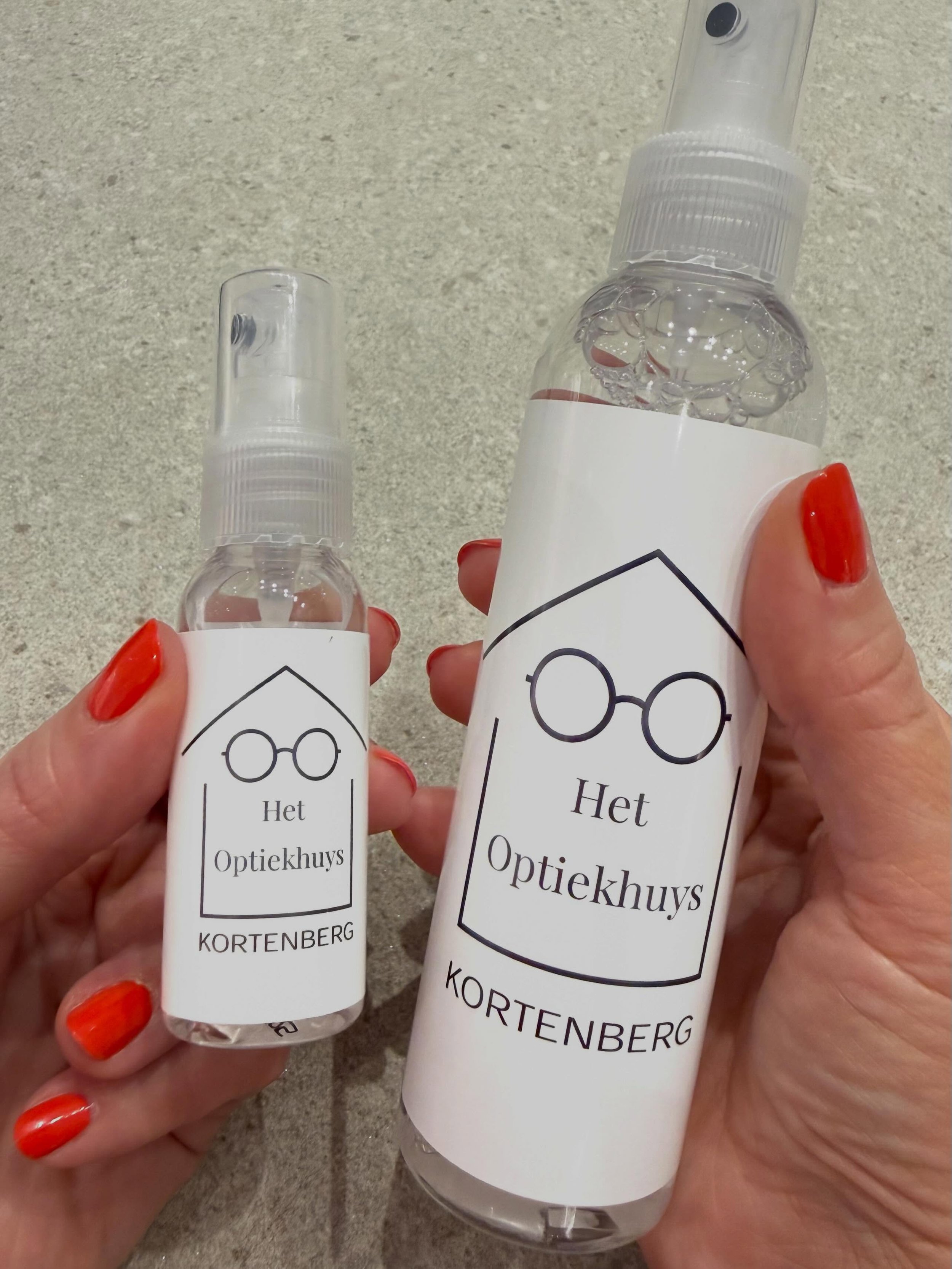 🫧 Hoe je bril of zonnebril poetsen? 👓🕶️

👀 Gebruik dagelijkse onze brillenspray, deze is volledig veilig om te gebruiken op alle brillenglazen/zonneglazen en monturen
👀 Gebruik geen detergent of handzeep, deze kunnen je coating aantasten 

Hoe o