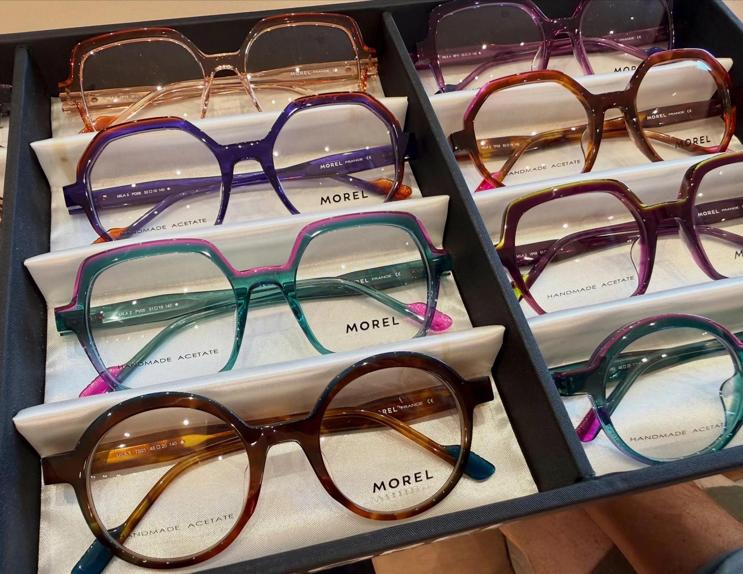 🔜 De nieuwigheden van Morel, heel binnenkort bij ons in de winkel 📦👓

🇫🇷 Al sinds 1880 gemaakt in Frankrijk 
👓 Een ruim aanbod voor zowel dames als heren en dit in zowel grotere als kleinere maten
⛓️ Voor de heren zijn er vele modellen in titan