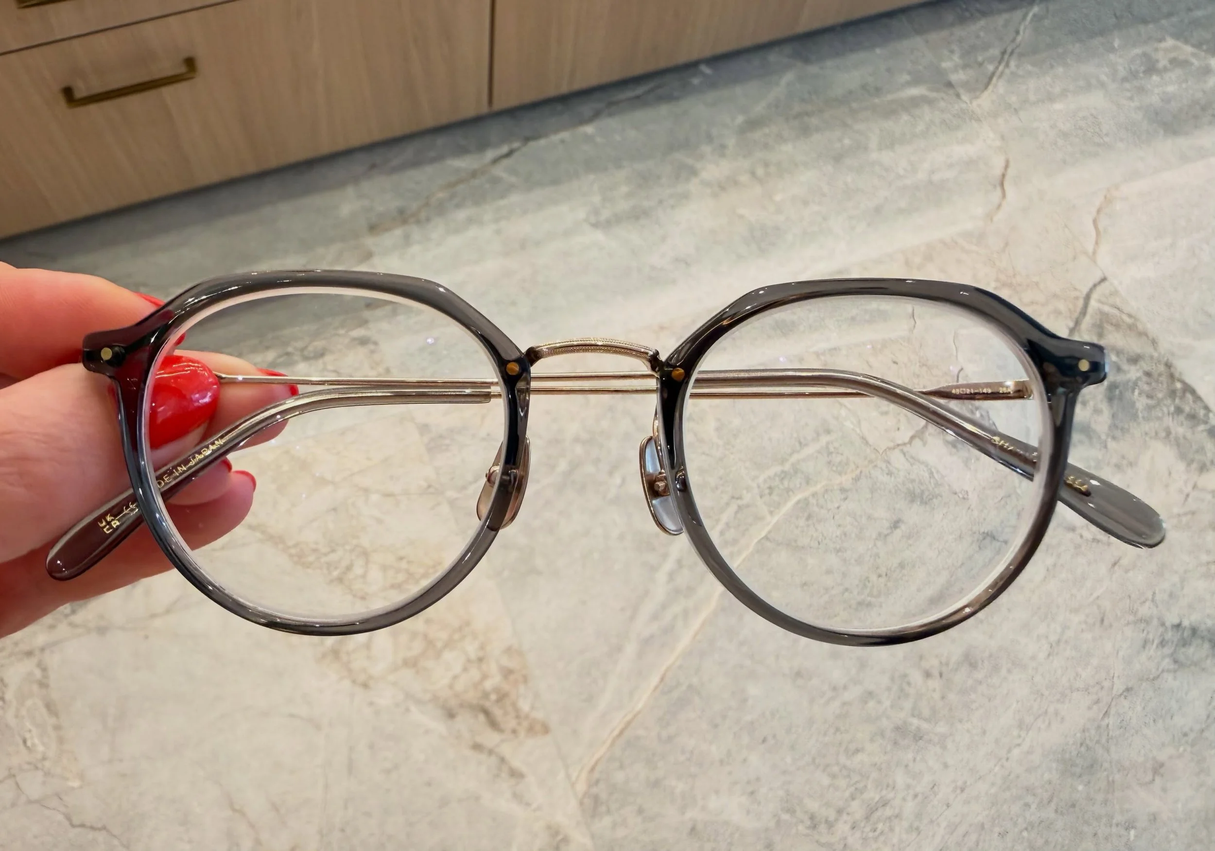 🛍️ Pas afgehaald van Yellows Plus 👓
Een combinatie van titanium en acetaat, superlicht om te dragen. Handgemaakt in Japan 🇯🇵 

#optiekhuys #eyewear #titanium #yellowsplus
