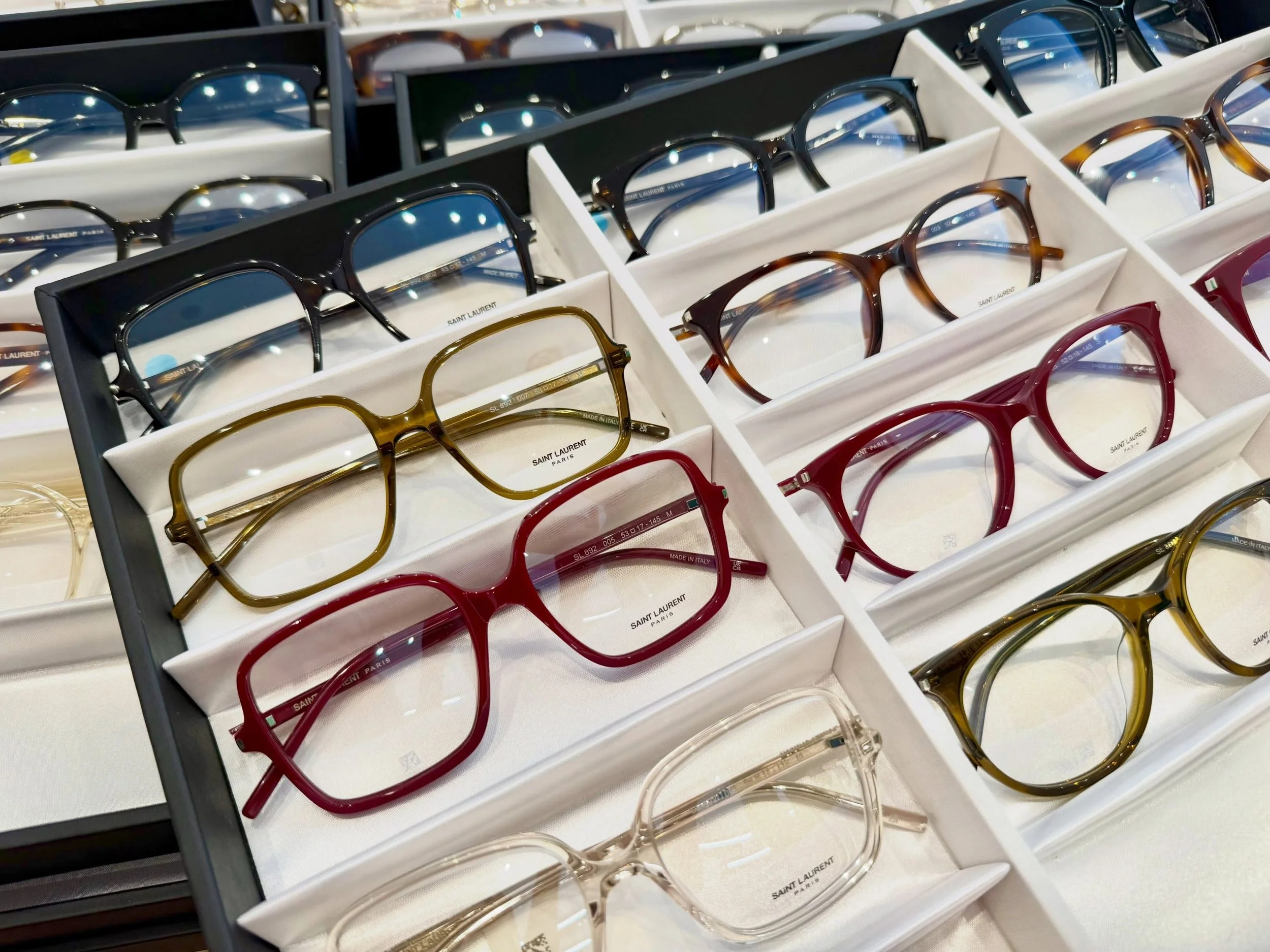 🆕 De nieuwigheden van Saint Laurent 👓 
🔜 Heel binnenkort verwacht bij ons in de winkel 📦

#optiekhuys #eyewear #saintlaurent #ysl #yvessaintlaurent