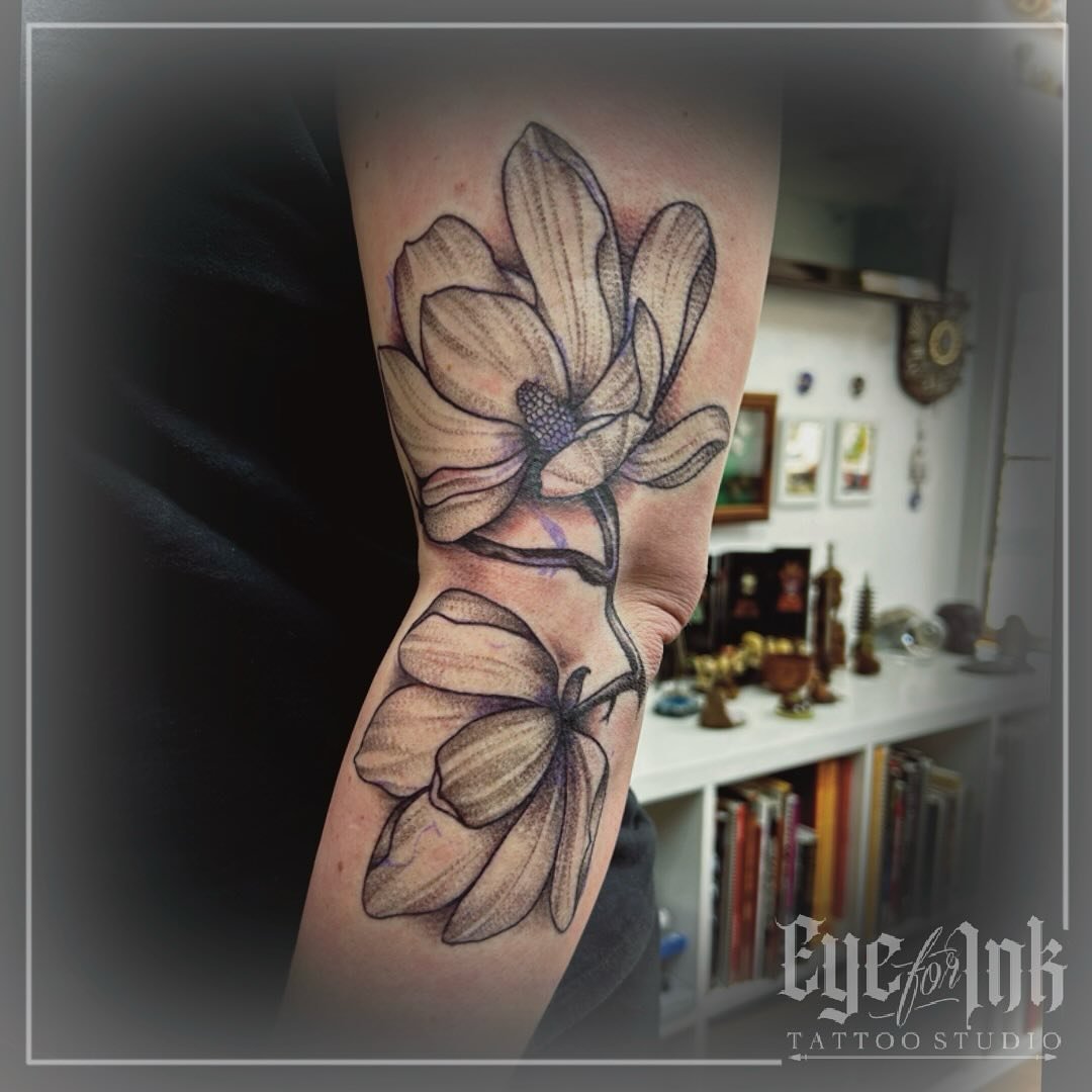 Magnolia flowers to start a new sleeve for @llewarne by @pablo_tattooist recently. 
Thanks Laura 🙏🏻

If you&rsquo;d like to get tattooed get in touch. We have availability in May. Large or small designs. 

Thanks for looking 🤘🏻

#tattoo #tattoos 
