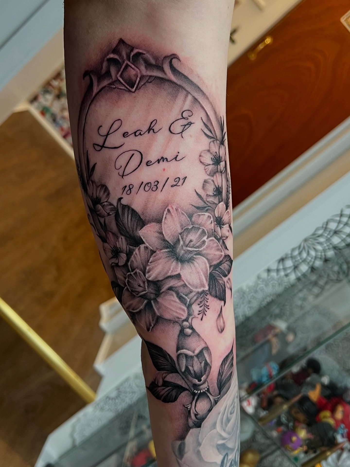 Mirror and flowers done recently by @jakeaquilinatattoo 

‼️BOOKINGS AVAILABLE‼️
If you&rsquo;d like to get something done then get in touch with the studio and we&rsquo;ll get you booked in🤙🏻📱📞📧

@eyeforink 
👁4️⃣💧 
#tattoo #tattoos #tattooed 