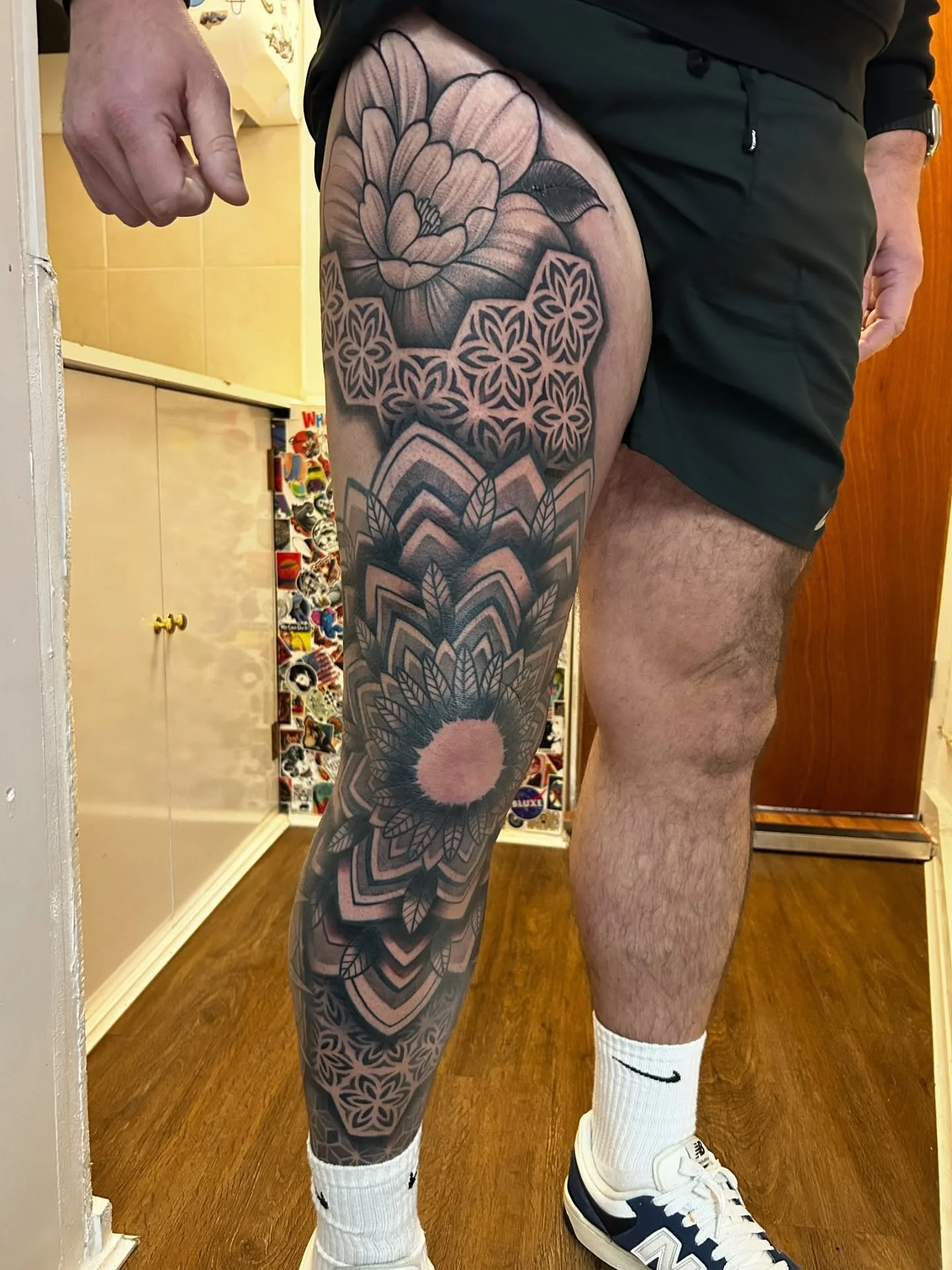 @robgee707 leg sleeve progress pic. Couple more sessions and we will be done 👌🏻

Who fancies some geometric ornamental tattoos??? Hit me up 🤙🏻 @pablo_tattooartist 

#ornamentaltattoo #mandalatattoo #geometrictattoo #sacredgeometry #uktattooartist