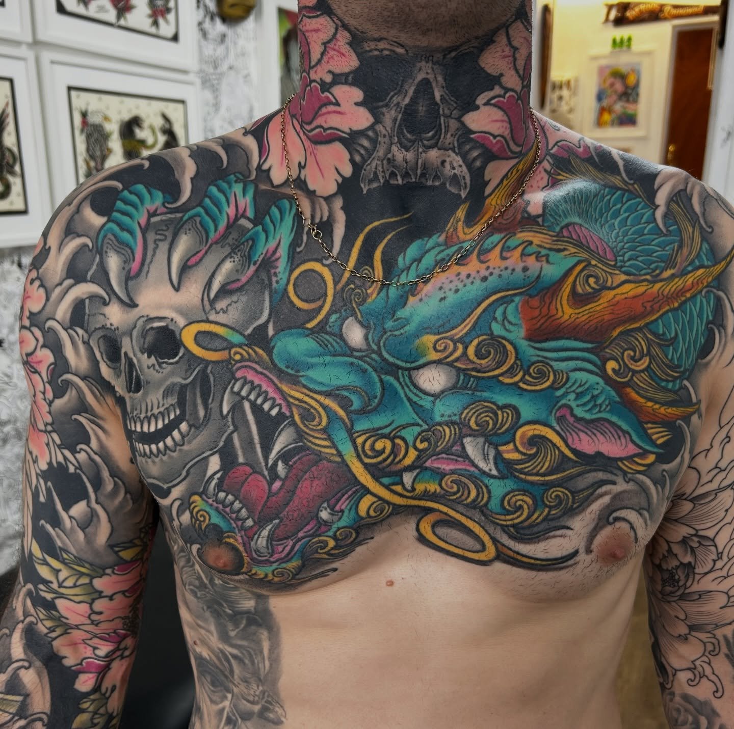 Finally finished off @jakeaquilinatattoo chest piece last week. All healed and settling in. On to the next bit 😉 

Come get your chest colour blasted by me 
@pablo_tattooartist 

#dragontattoo #chesttattoo #colourtattoo #orientaltattoos #uktoptattoo