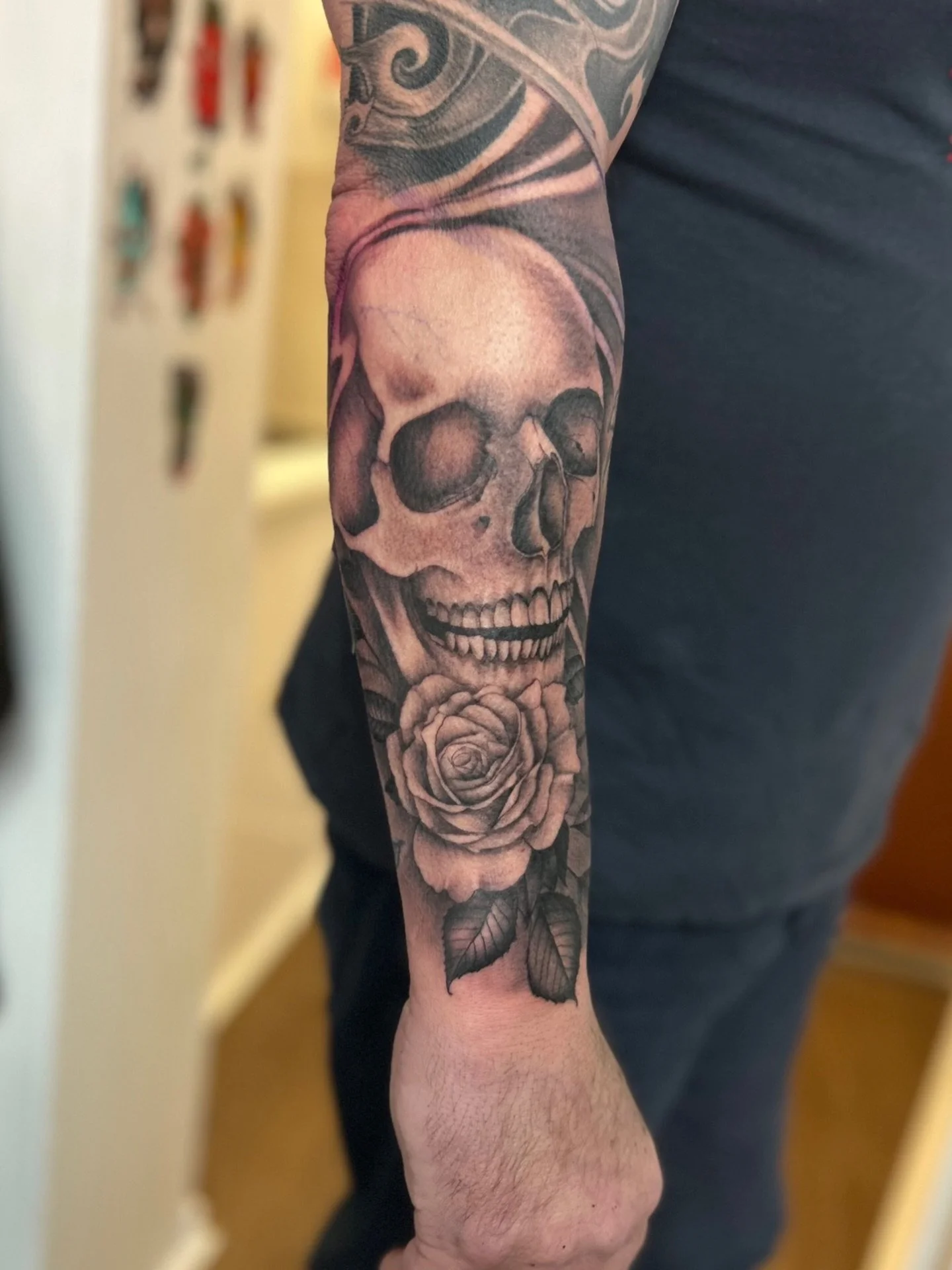 💀 and 🌹 from a couple months back I forgot to post. 

Skulls are one of my favourite things to tattoo. Get in touch if you&rsquo;d like one, or anything else for that matter 😂 

Cheers for looking. Have a great weekend 
@pablo_tattooartist 

#skul