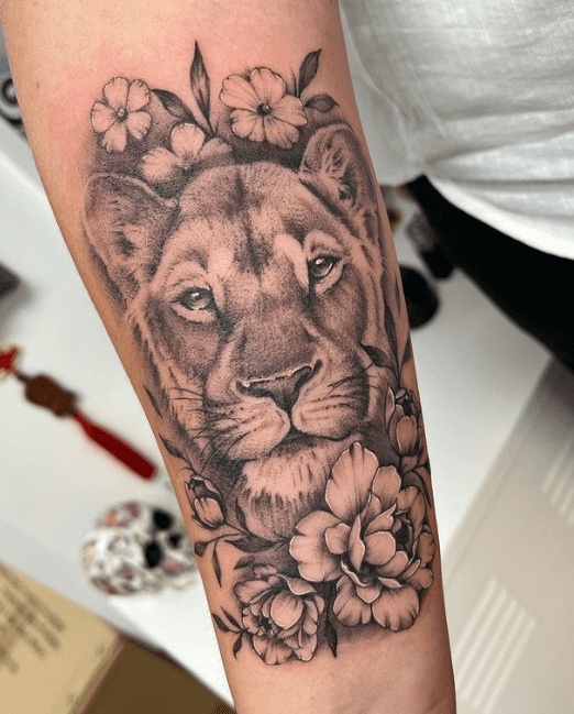  lioness  tattoo, black and grey lioness tattoo,  flower tattoo,  #blackandgrey #londontattooers #art #london #customtattoo #tattooart #custom #tattoo #ink #tattooer #london #tattoo #tattoos #londontattoo, south croydon, eye for ink tattoo,