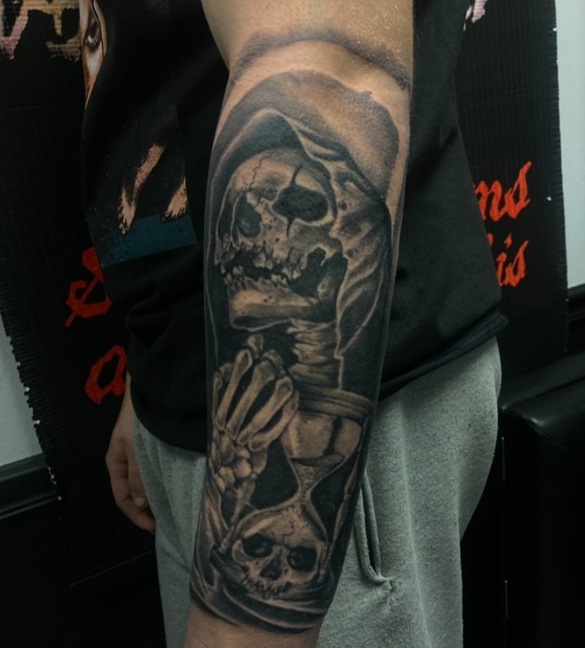 💀🗡️ #tattoo #tattooartist #tattooart #blackandgreytattoo #grimreapertattoo #grimreaper #philly #philadelphia #pa #explorepage #enjoy #hourglass #орск #москва #россия #украина #тату #татумастер