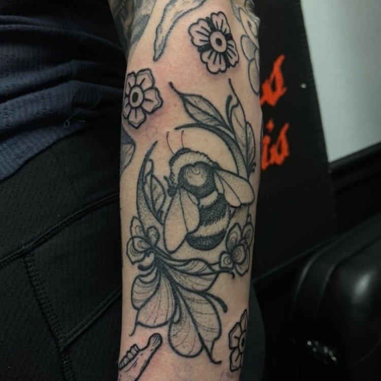 FRESH/HEALED 🗡️✨ DM TO BOOK #tattooartist #tattoo #art #patchwork #patchworksleeve #crane #frog #cats #bee #flowers #mushrooms #stippletattoo #stippling #enjoy #explorepage #bunny #prayingmantis #teabag #tea #ladyhead #alligator #орск #москва #росси