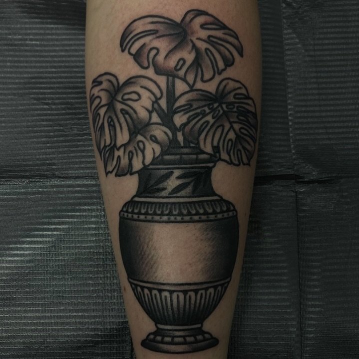 🍃🗡️ DM TO BOOK #tattoo #tattooartist #tattooart #art #traditional #traditionaltattoo #vase #vaseflowers #leaves #monstera #dynamicink #dynamic #blackink #philly #philadephia #pa #орск #москва #россия #украина #тату #татумастер #legtattoo #enjoy #ex