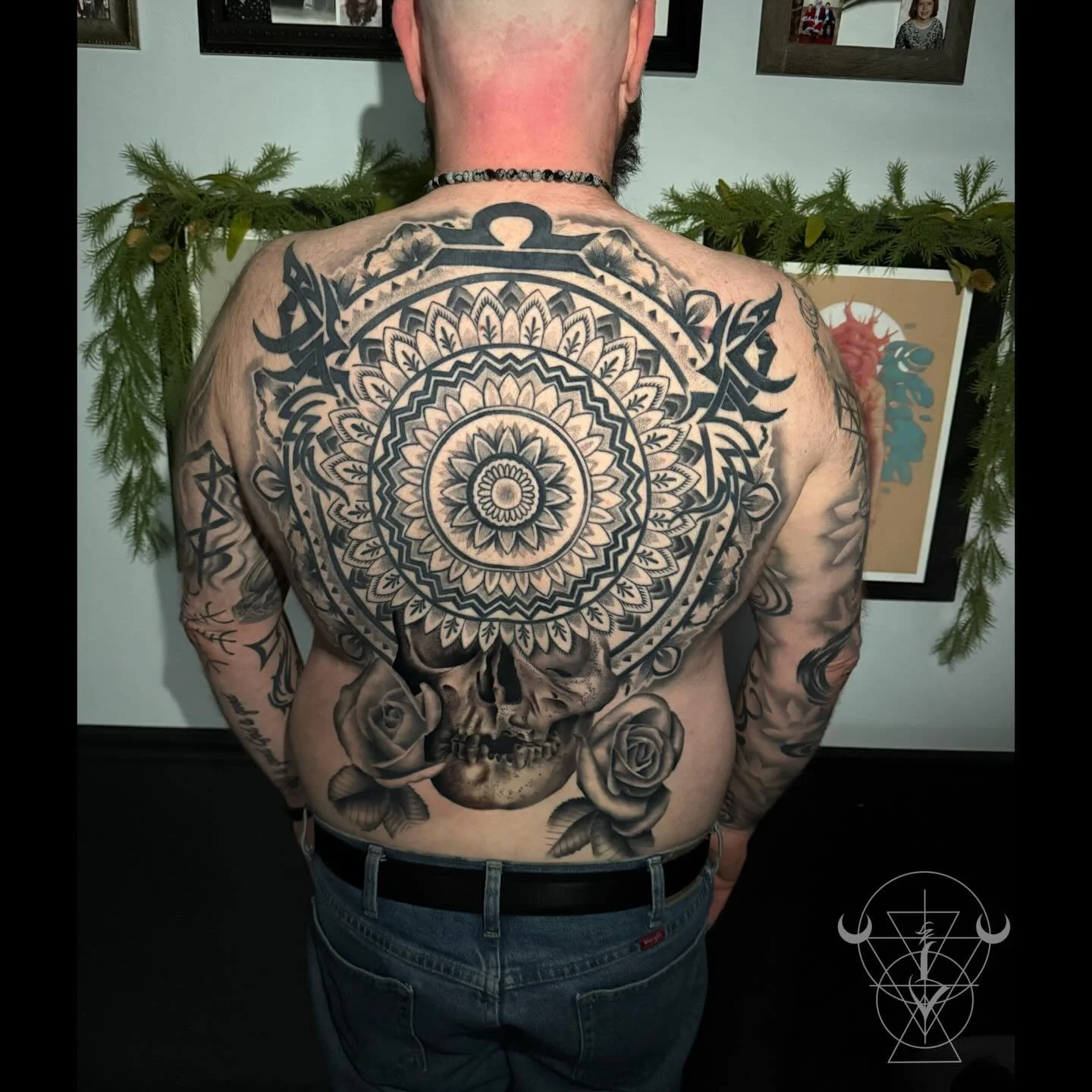 Been working on this piece for a long time now :) it&rsquo;s bittersweet being done. Thanks for much Pete for trusting me with such a large project! Would love to do more 🖤 

#tattoo #mandala #blackandgreytattoo #buckscounty #kestrelcollective