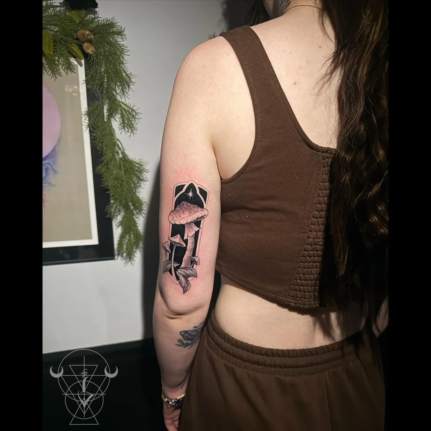 Thank you so so so much @mer.thedragonfly for getting this piece! She&rsquo;s in the perfect home 🖤🍄🌿 

#tattoos #mushrooms #stippletattoo #buckscounty #kestrelcollective