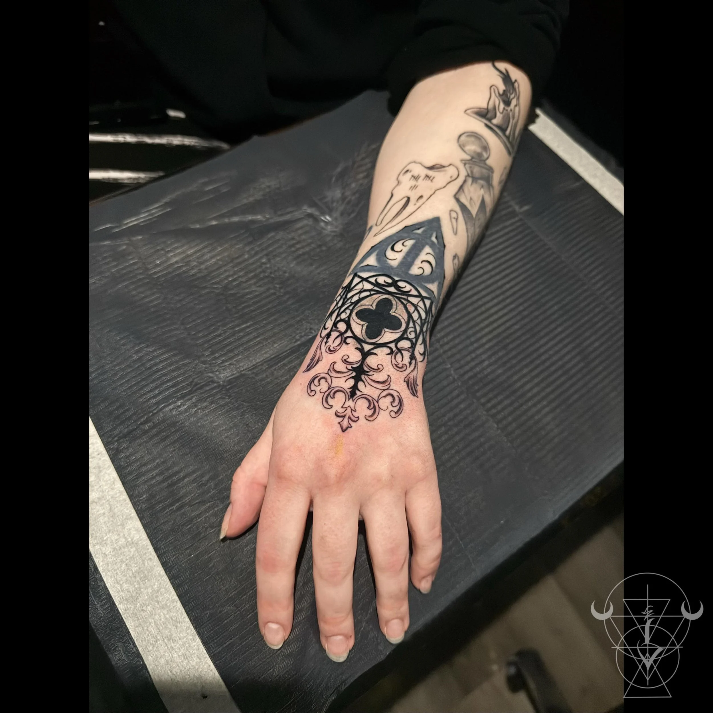Had the privilege of reworking this old hand tattoo :) I don&rsquo;t believe in just blacking out old piece! Let&rsquo;s neutralize it and give you what you really wanted 🖤 thanks @iamrabbitvongore for trusting me with this new process 😚✨

#tattoo 