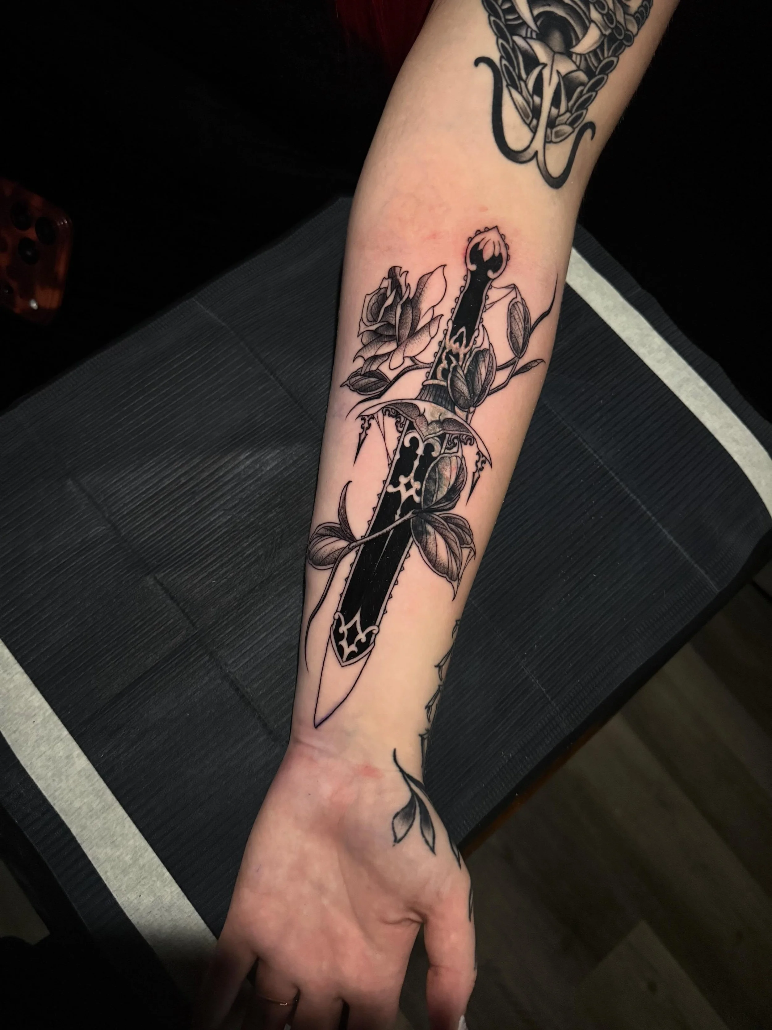 Another rework :) thanks @havenbeauty.bar for the trust girly 🖤 

#tattoo #blackwork #dagger #buckscounty #kestrelcollective