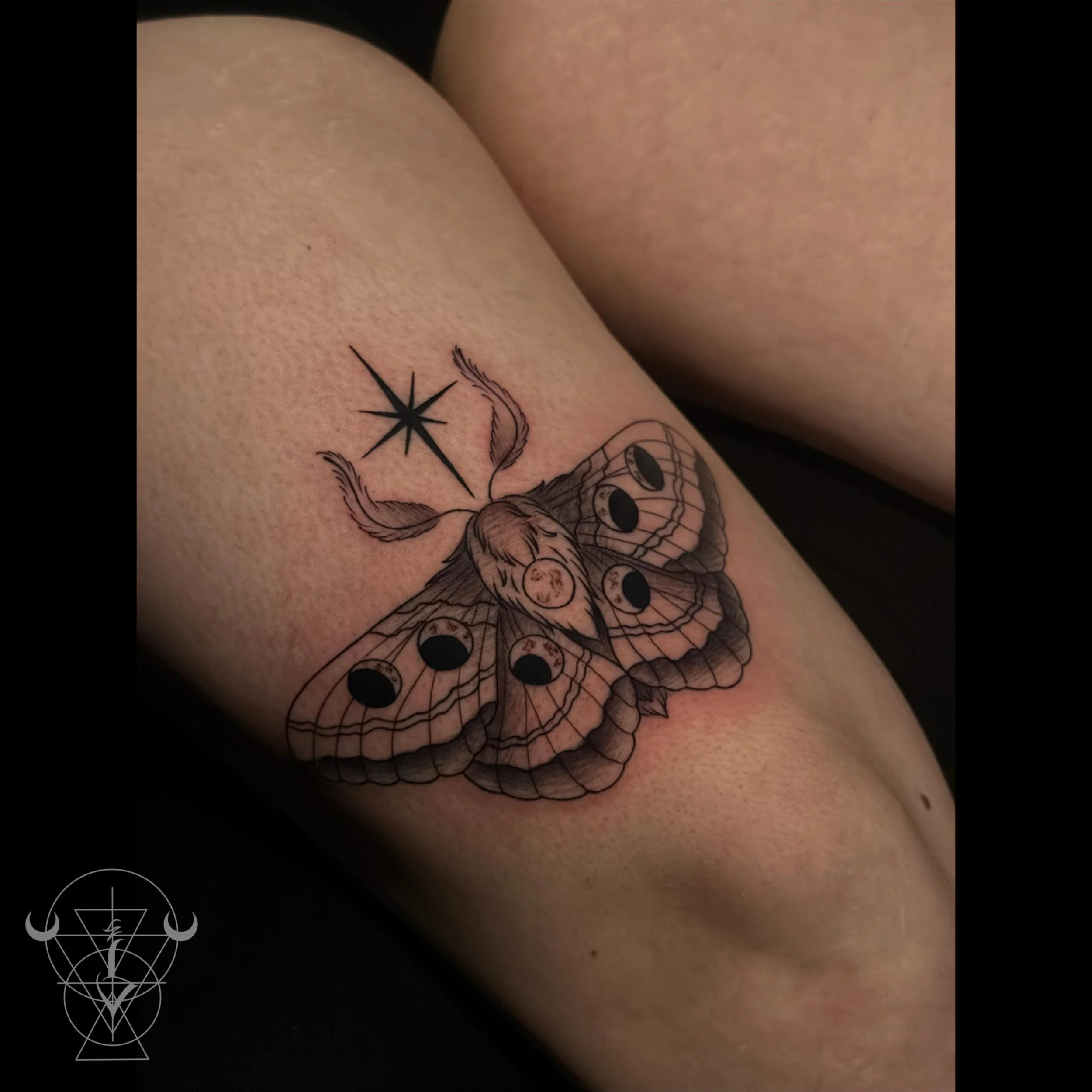 A little &ldquo;lunar&rdquo; moth 😁 

#tattoo #moth #blackandgray #buckscounty #kestrelcollective