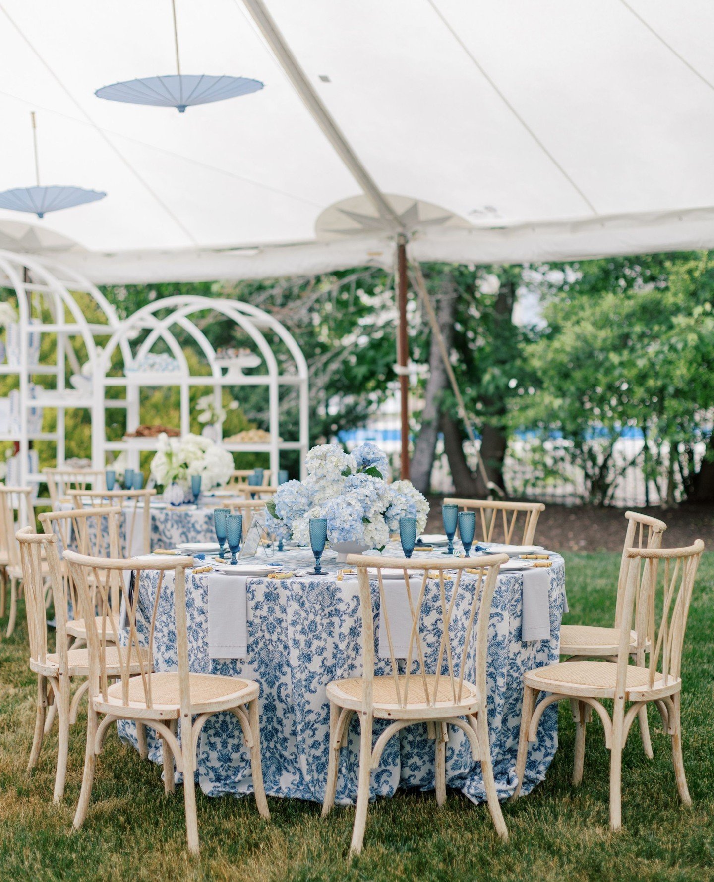 This spring weather has us dreaming of outdoor celebrations, which makes it the perfect time to look back on the charming details inside this tented backyard baby shower.⁠ ⁠
⁠
Photography: @hopehelmuthweddings⁠
Planning / Design / Florals / Branding: