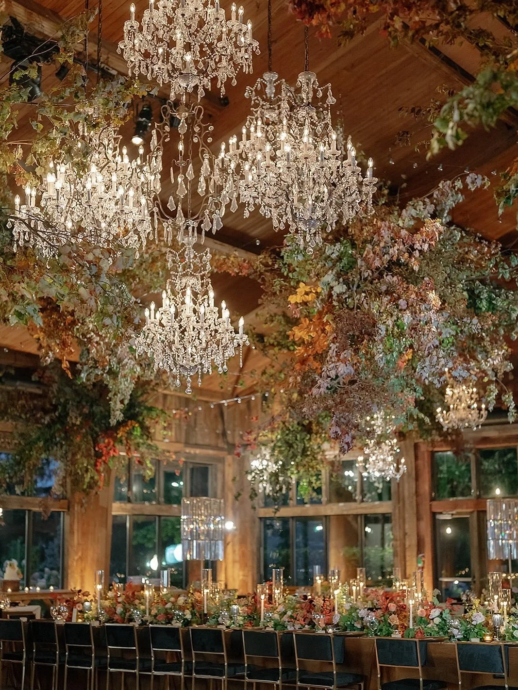 This reception was defined by a single gesture: a tunnel of foliage in full autumn color.
Layers of green, amber, and copper arched overhead, transforming the space into an immersive canopy that shifted the energy the moment guests entered. What cou