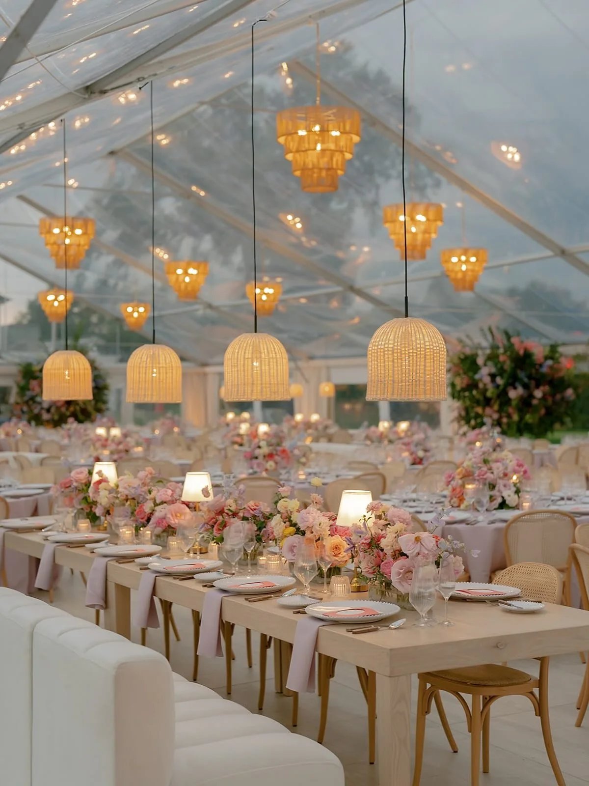 Wherever you looked you saw the chandeliers. Reflections on glass, light on linen, a glow that followed every conversation. They pulled the room together and gave it rhythm. A single gesture that changed everything.

Planning, Event Design, Floral De