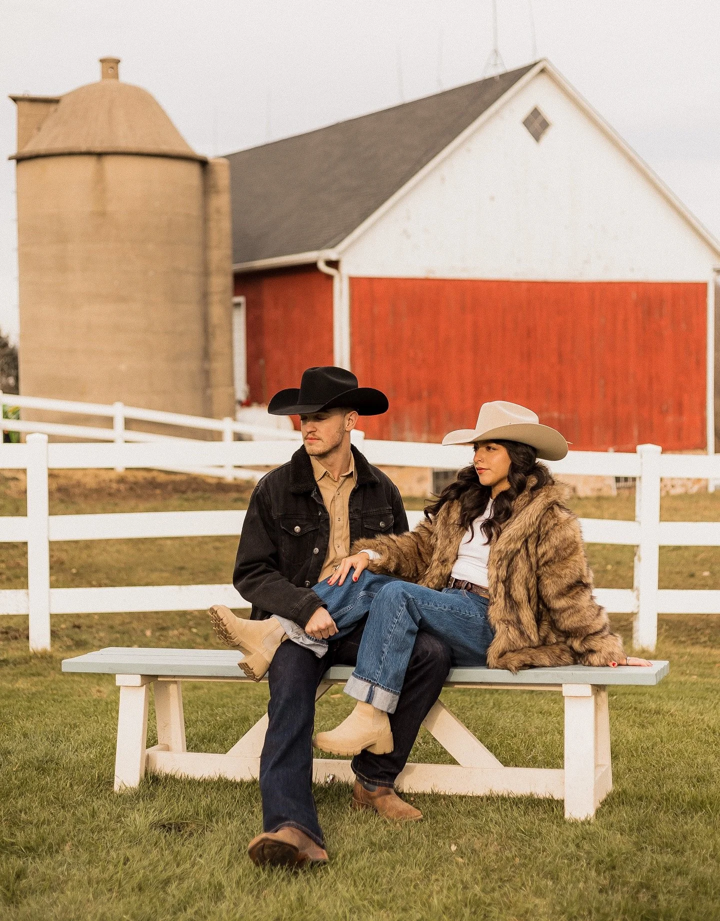 This couples session had the perfect western vibes with Polet + Alex at @schloemer_ranch 🐴 🤎🤠 would you ever do a session like this?

ps-peep the adorable highland cows 👀 🥹
.
.
.
.
#engagementsession #westernphotography #westerninspo #westernvib