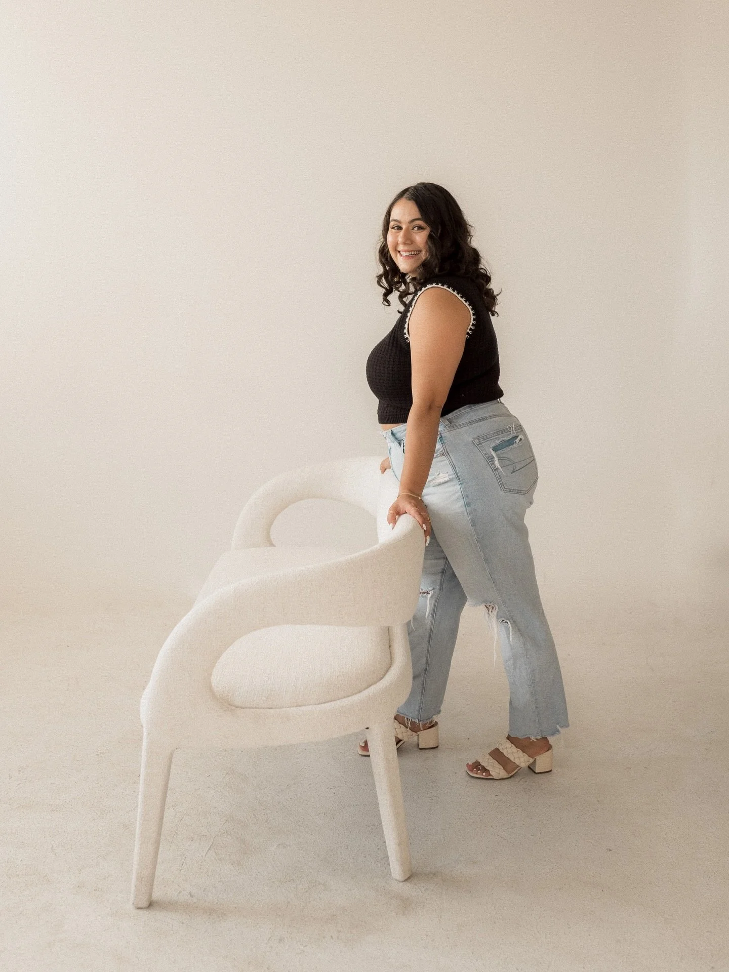 A reminder that your photos don&rsquo;t need to be complicated to feel powerful!

Studio sessions allow space for intention, ease, and connection with my clients. Branding, motherhood, and updated portraits can look effortless, modern and elevated al