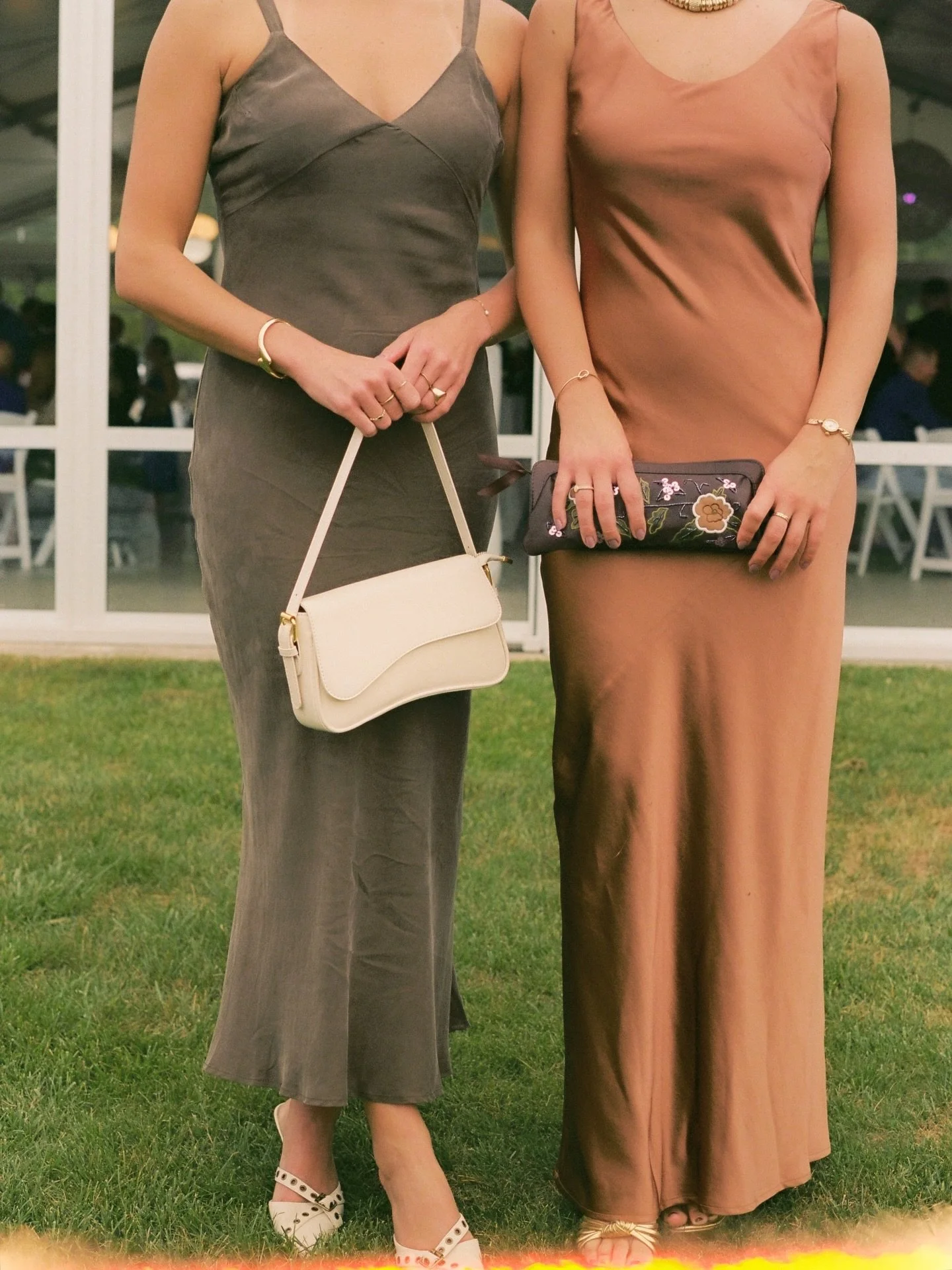When the guests are as iconic as the bride and groom 🤩 Captured on film 🎞️ for @lindseycolephotography 

#filmphotography #wisconsinweddingphotographer #filmphotographer #bridalpartyphotos #couplesportraits