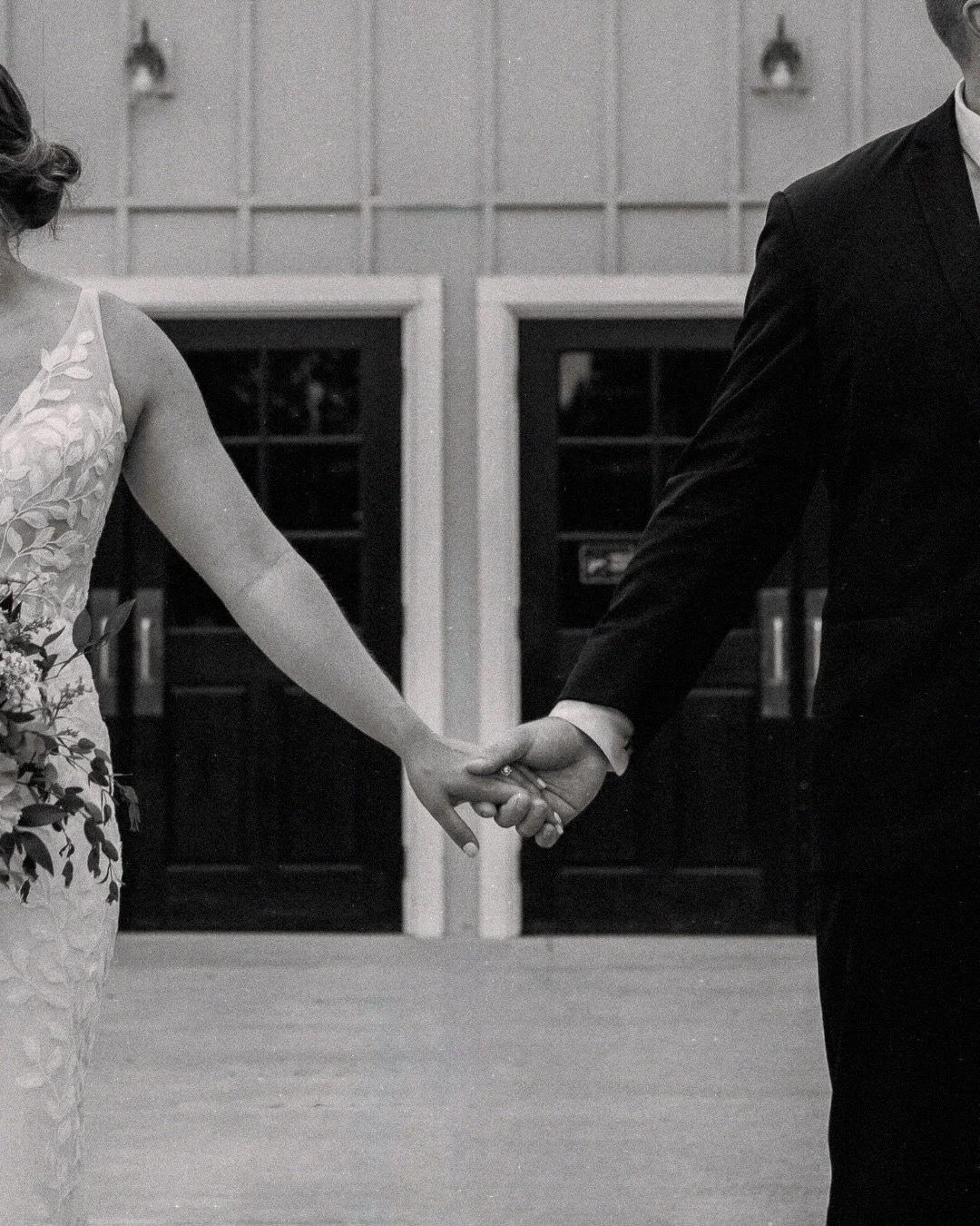 Fantasy: summer reminiscing ☀️ Reality: bundled up to my fckn eyeballs 🥶 

2nd photographer @reneerosemedia 
Venue @fieldsreserve 

#weddingphotographer #weddingphotography #wisconsinphotographer #wisconsinweddingphotographer #milwaukeephotographer