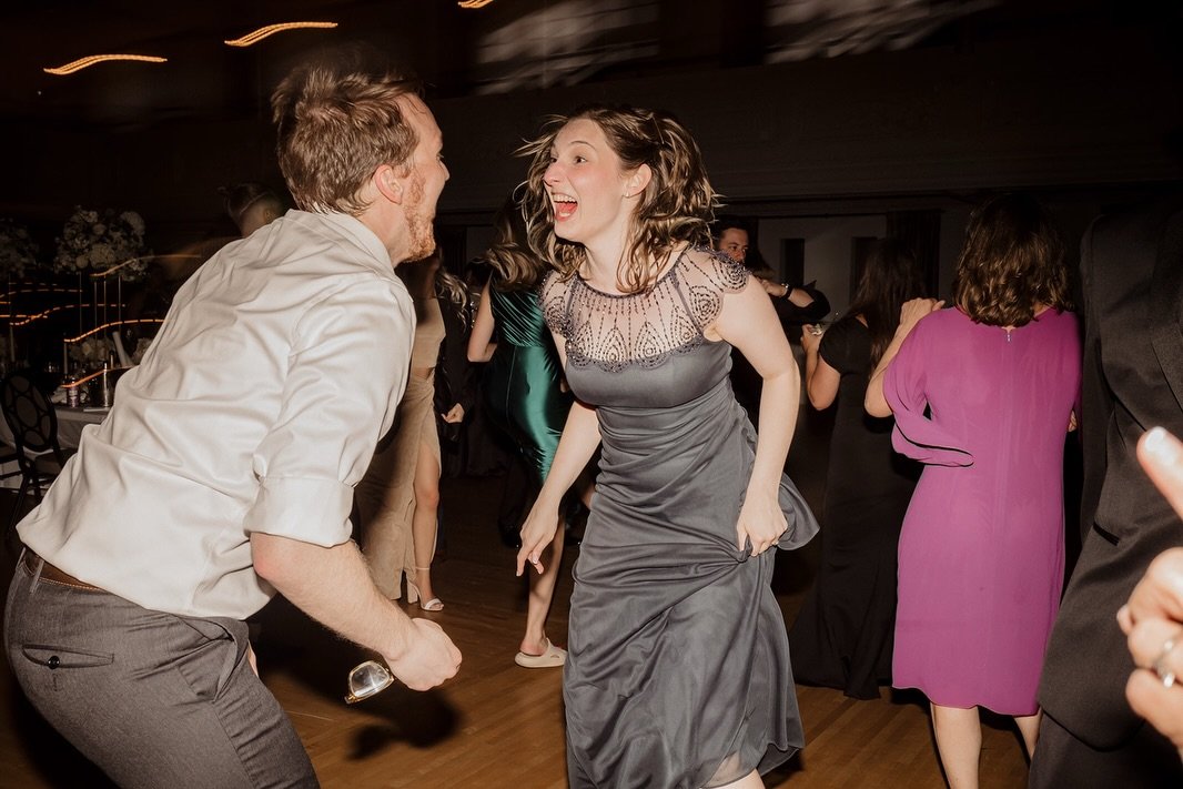 When your guests bring THE ENERGY ✨ 🪩 💃🏽 🕺🏻 🎉 something I always tell my clients: you don&rsquo;t need full evening photography coverage to get fun party photos. If you know your people like to party, usually 30 minutes is the perfect sweet spo