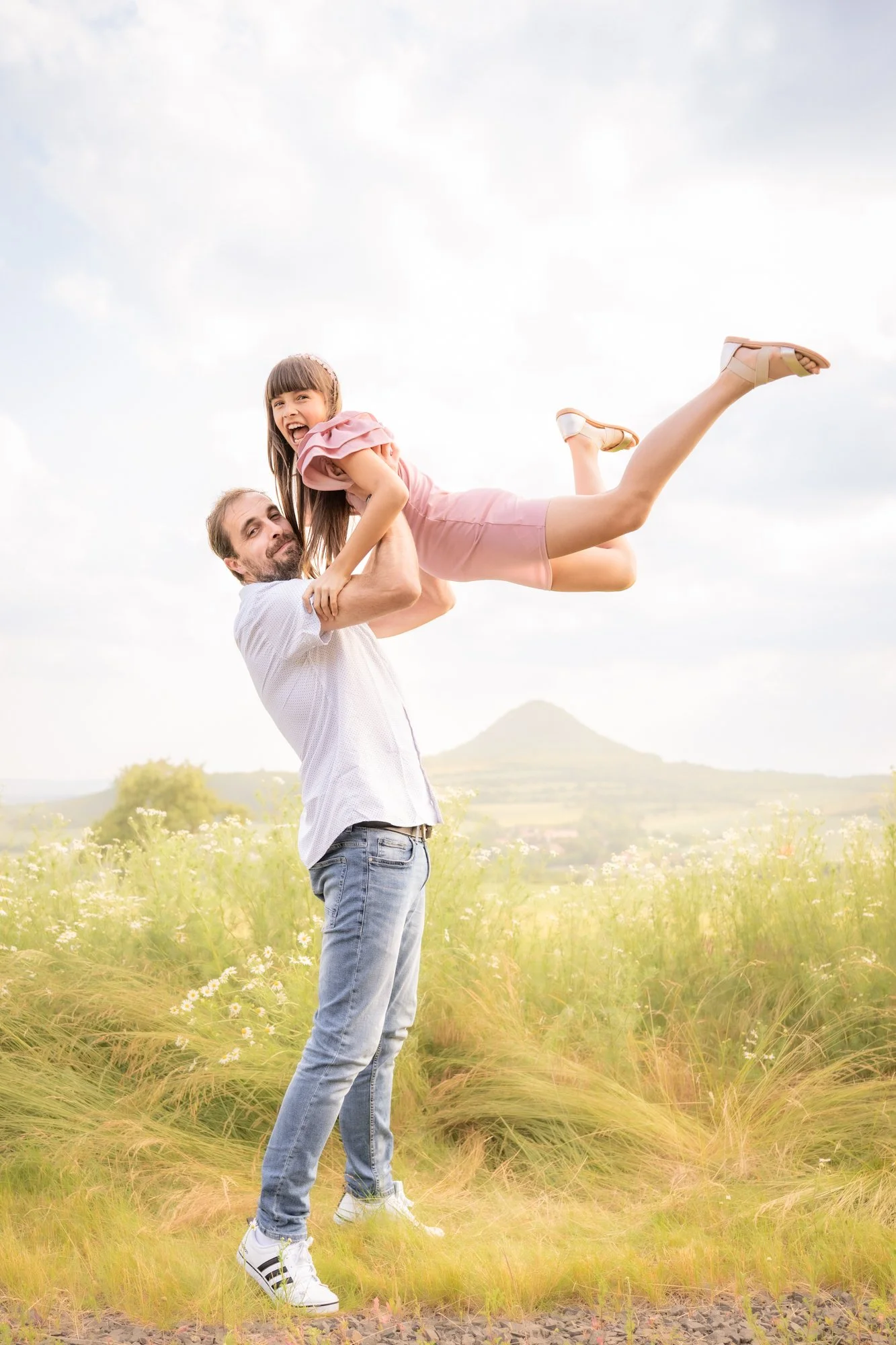 Vzpomínky, ke kterým se budete rádi vracet.
Svatební, rodinné a párové focení v přátelské atmosféře.
Bez křečí, bez póz, s opravdovými emocemi.