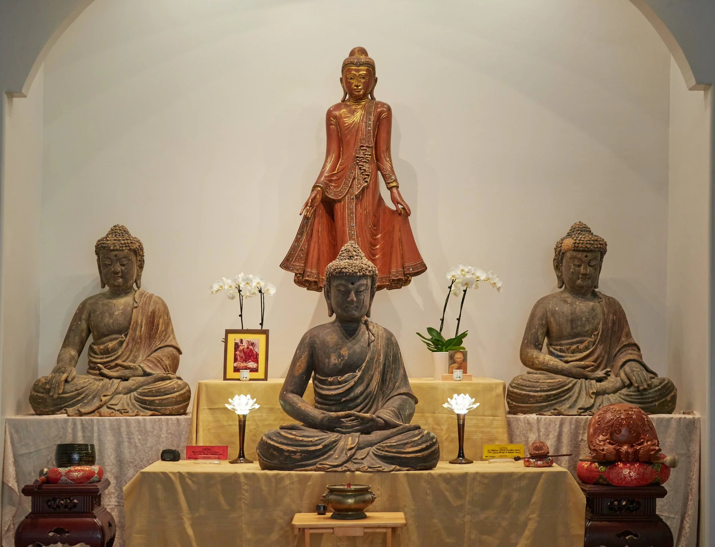 RedwoodVihara2022FallColorAndThreeBuddhas_PA220098_p (1).jpg