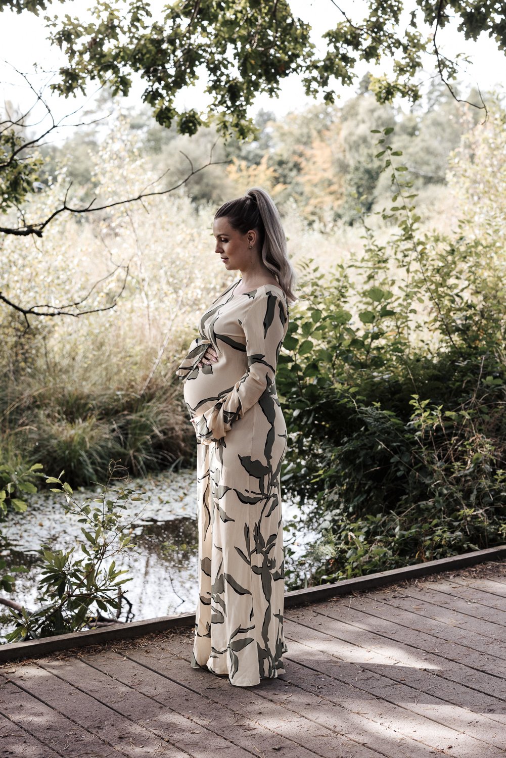 Autumn Maternity Photoshoot at the Lake in stover park plymouth Devon